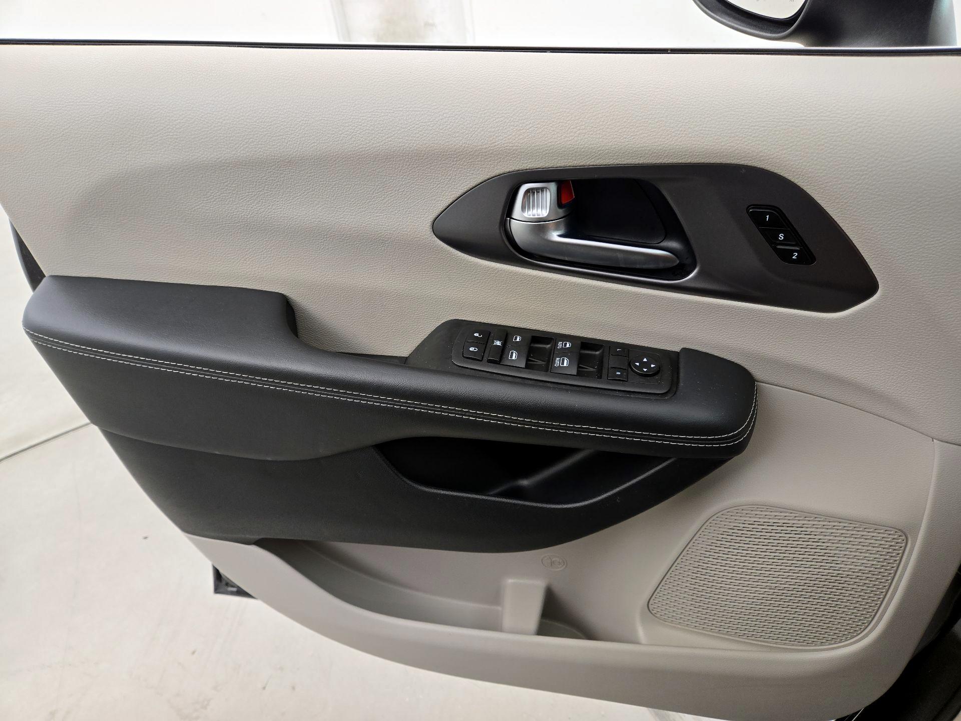 Thumbnail: 2023 Chrysler Pacifica - 12