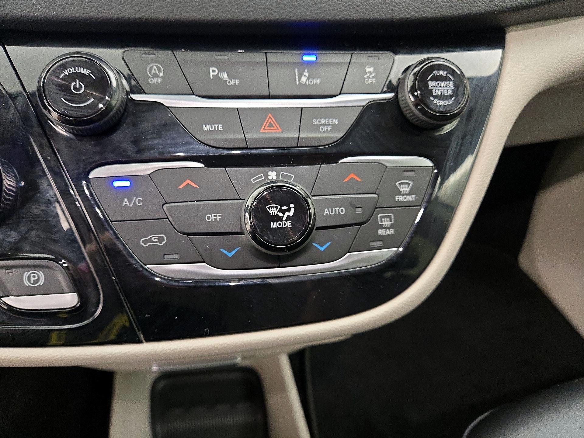 Thumbnail: 2023 Chrysler Pacifica - 16