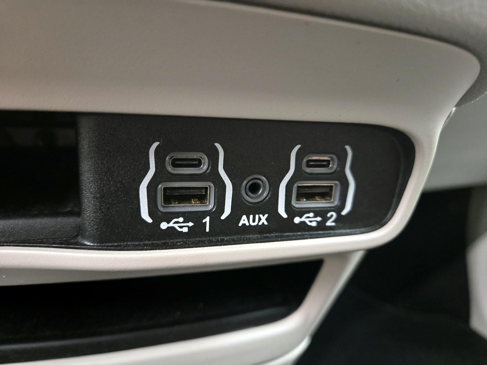 Thumbnail: 2023 Chrysler Pacifica - 18