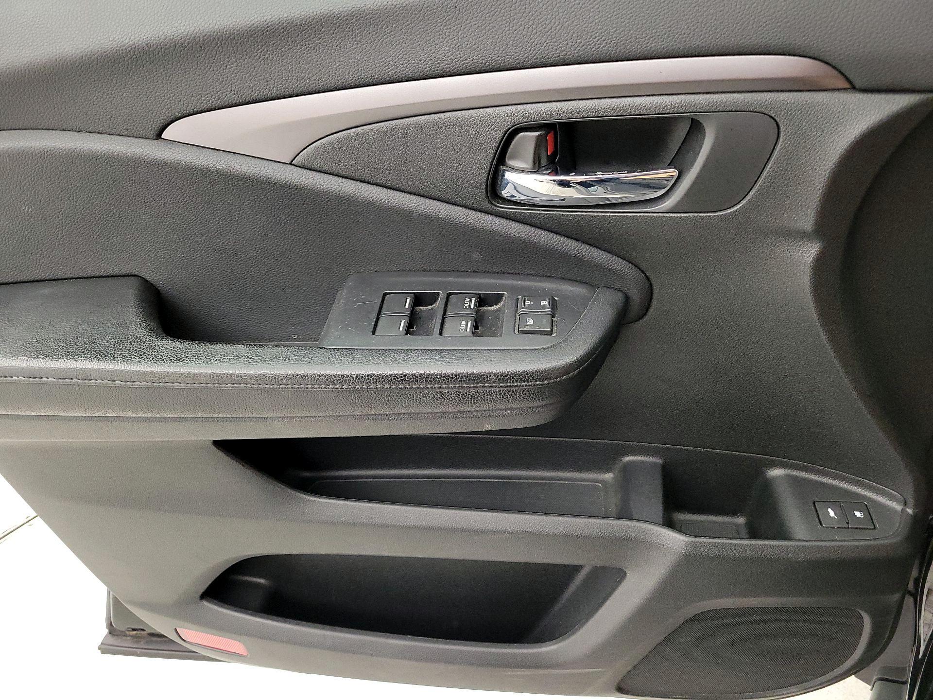 Thumbnail: 2017 Honda Pilot - 12