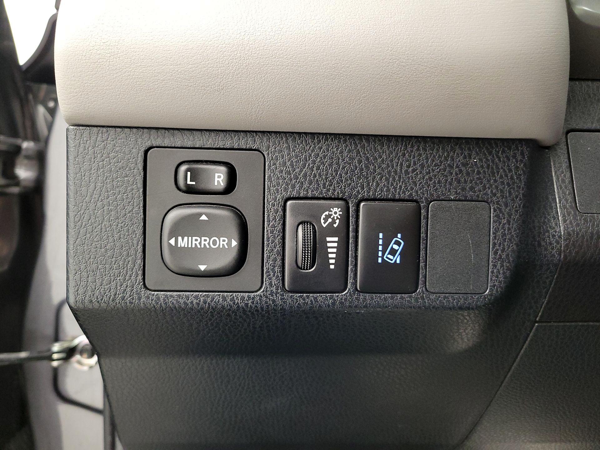 Thumbnail: 2018 Toyota RAV4 - 13