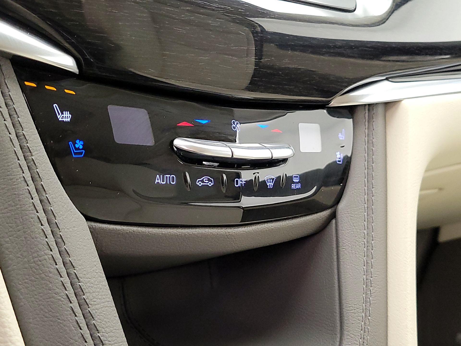 Thumbnail: 2021 Cadillac XT6 - 17