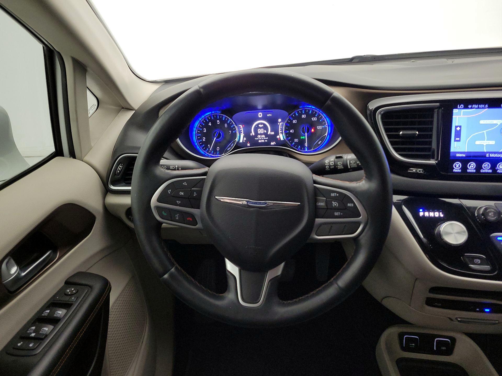 Thumbnail: 2017 Chrysler Pacifica - 10
