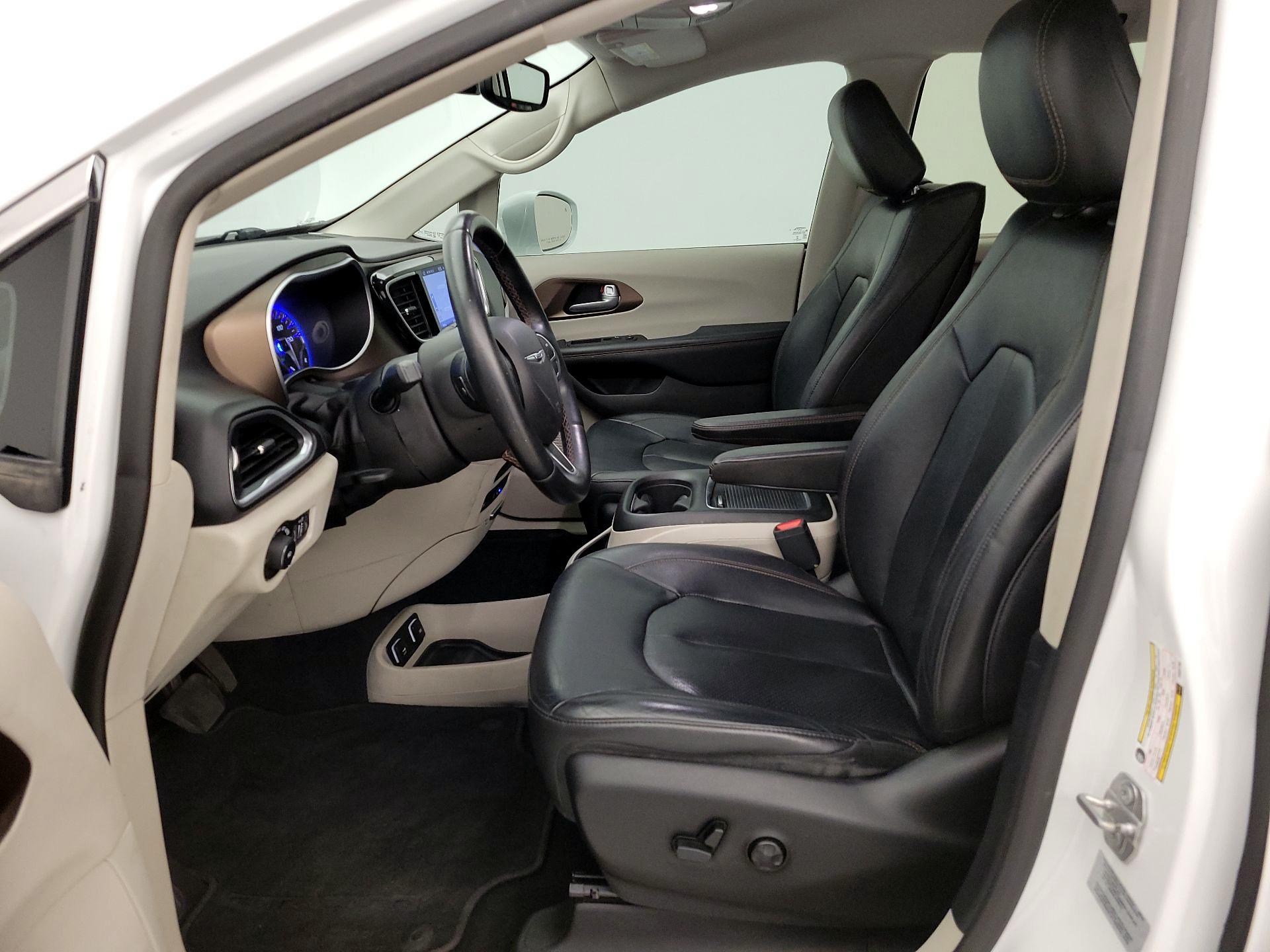 Thumbnail: 2017 Chrysler Pacifica - 11
