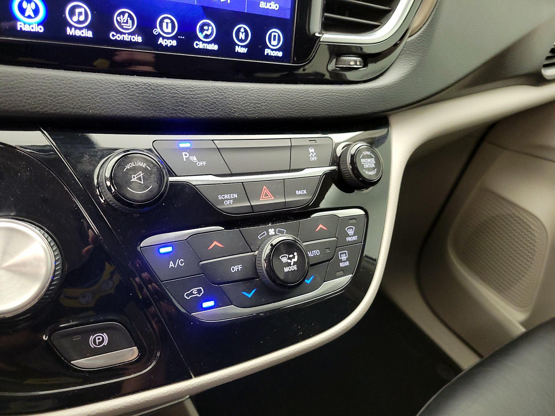 Thumbnail: 2017 Chrysler Pacifica - 17