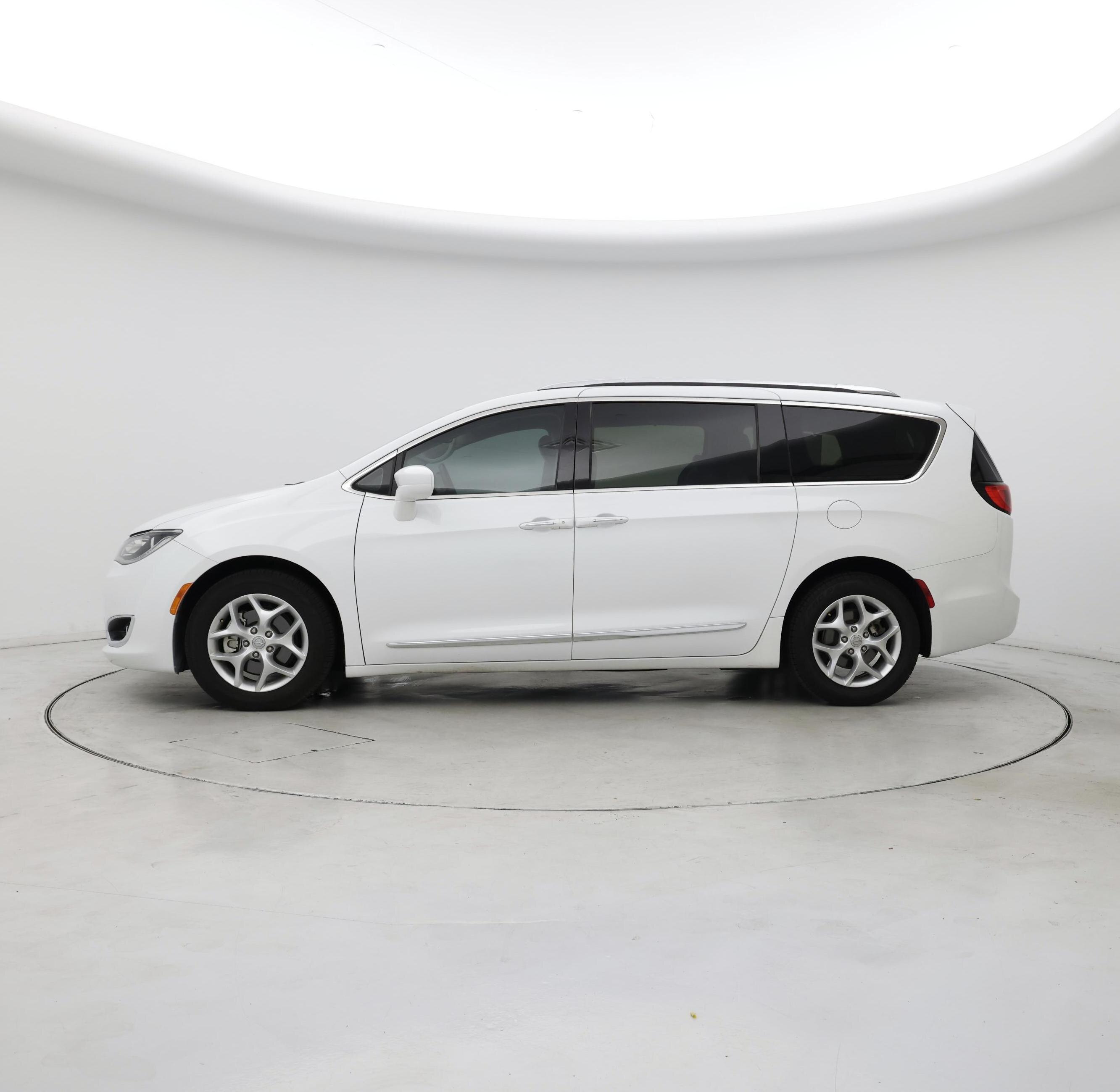 Thumbnail: 2017 Chrysler Pacifica - 3