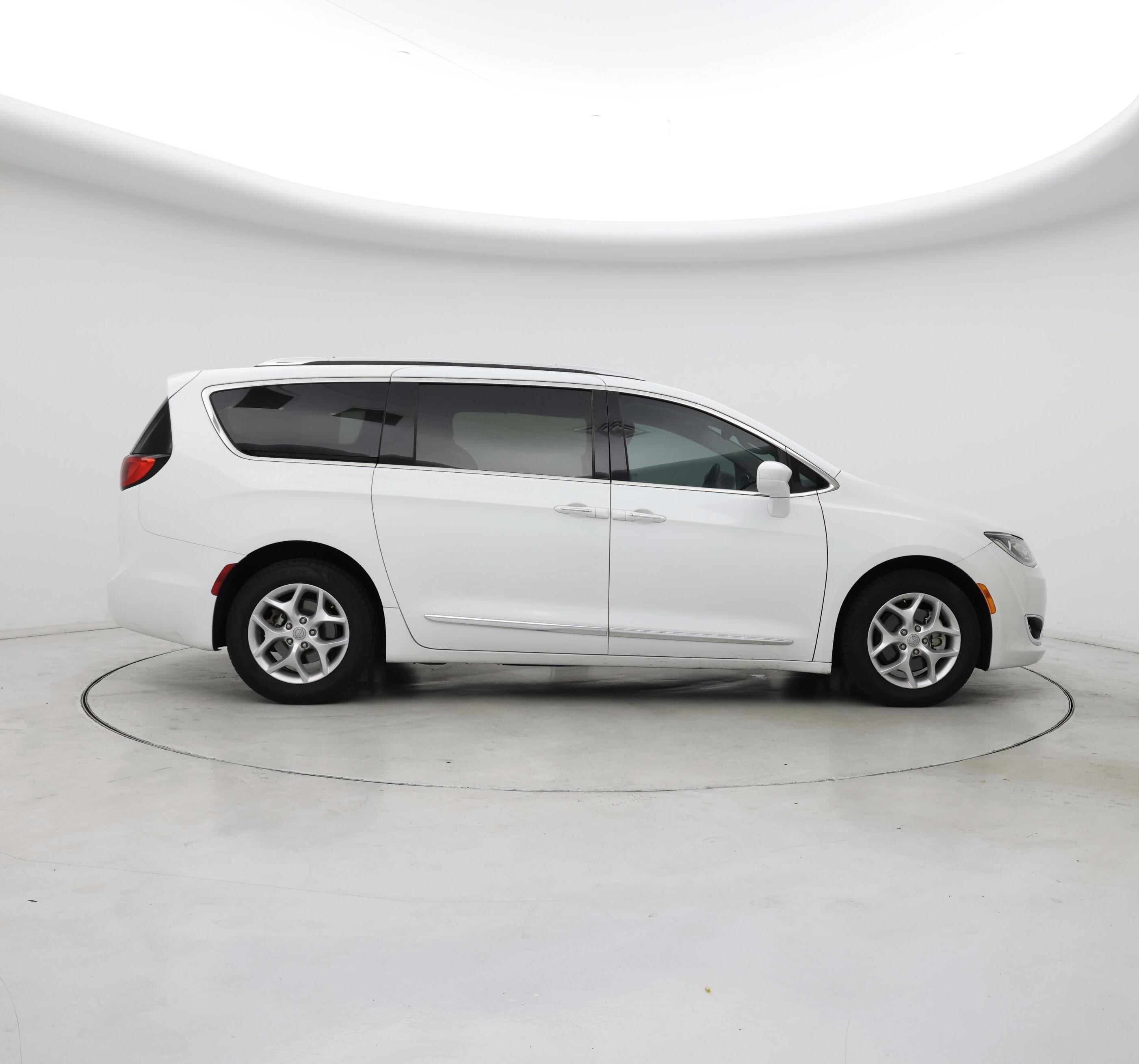 Thumbnail: 2017 Chrysler Pacifica - 7