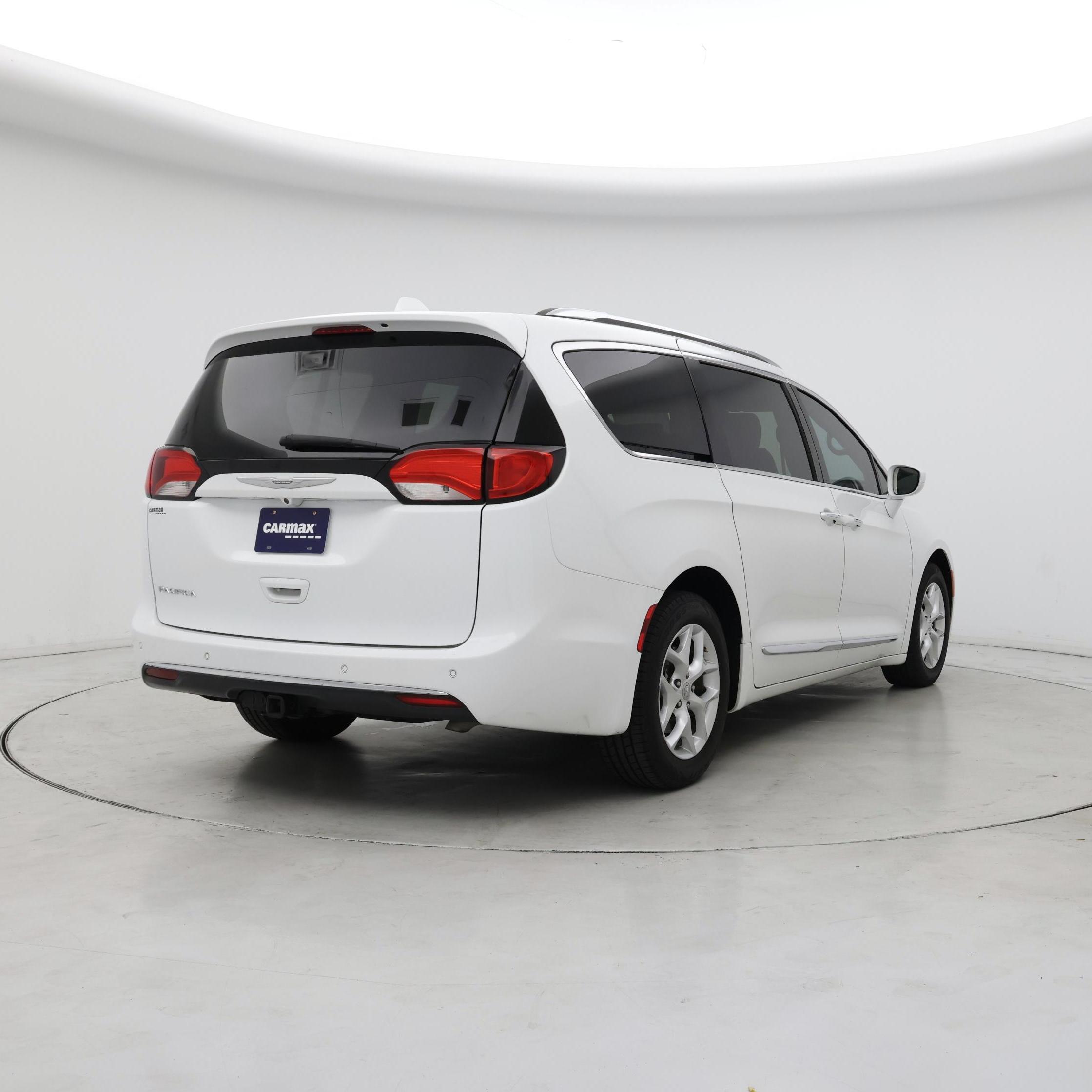 Thumbnail: 2017 Chrysler Pacifica - 8