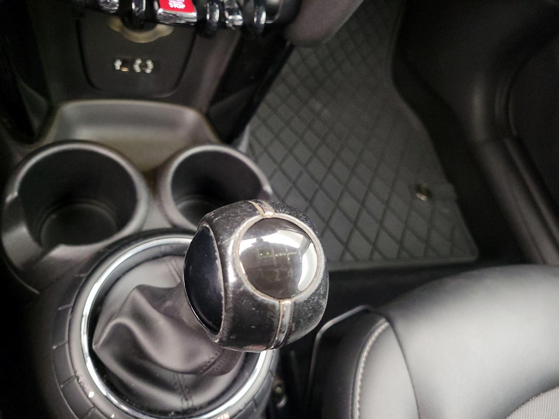 Thumbnail: 2015 MINI Cooper Hardtop - 16