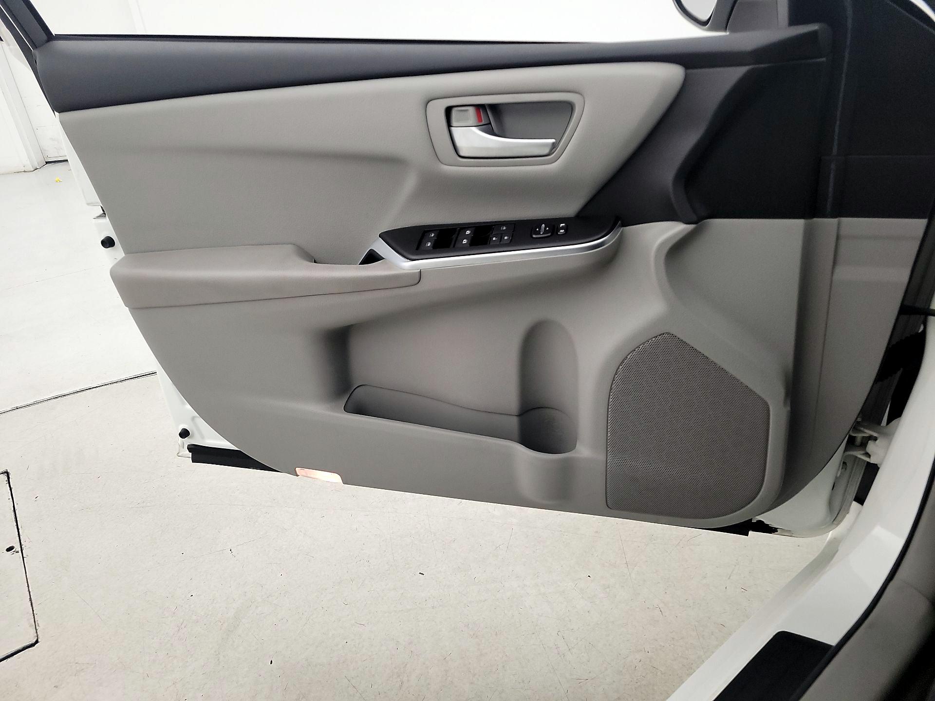 Thumbnail: 2017 Toyota Camry - 12