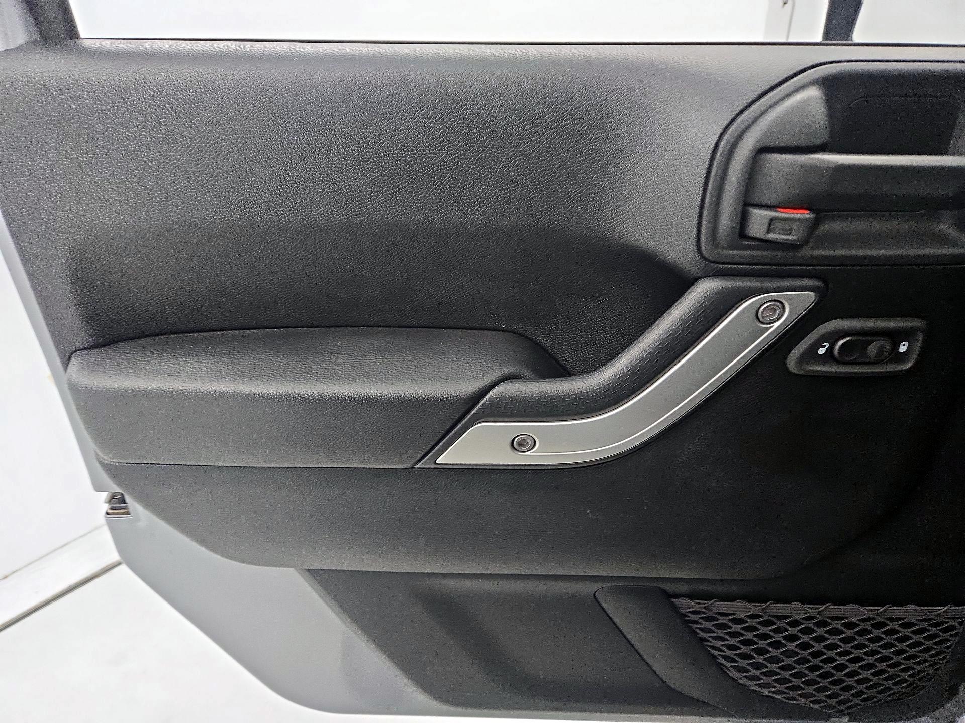 Thumbnail: 2018 Jeep Wrangler - 12