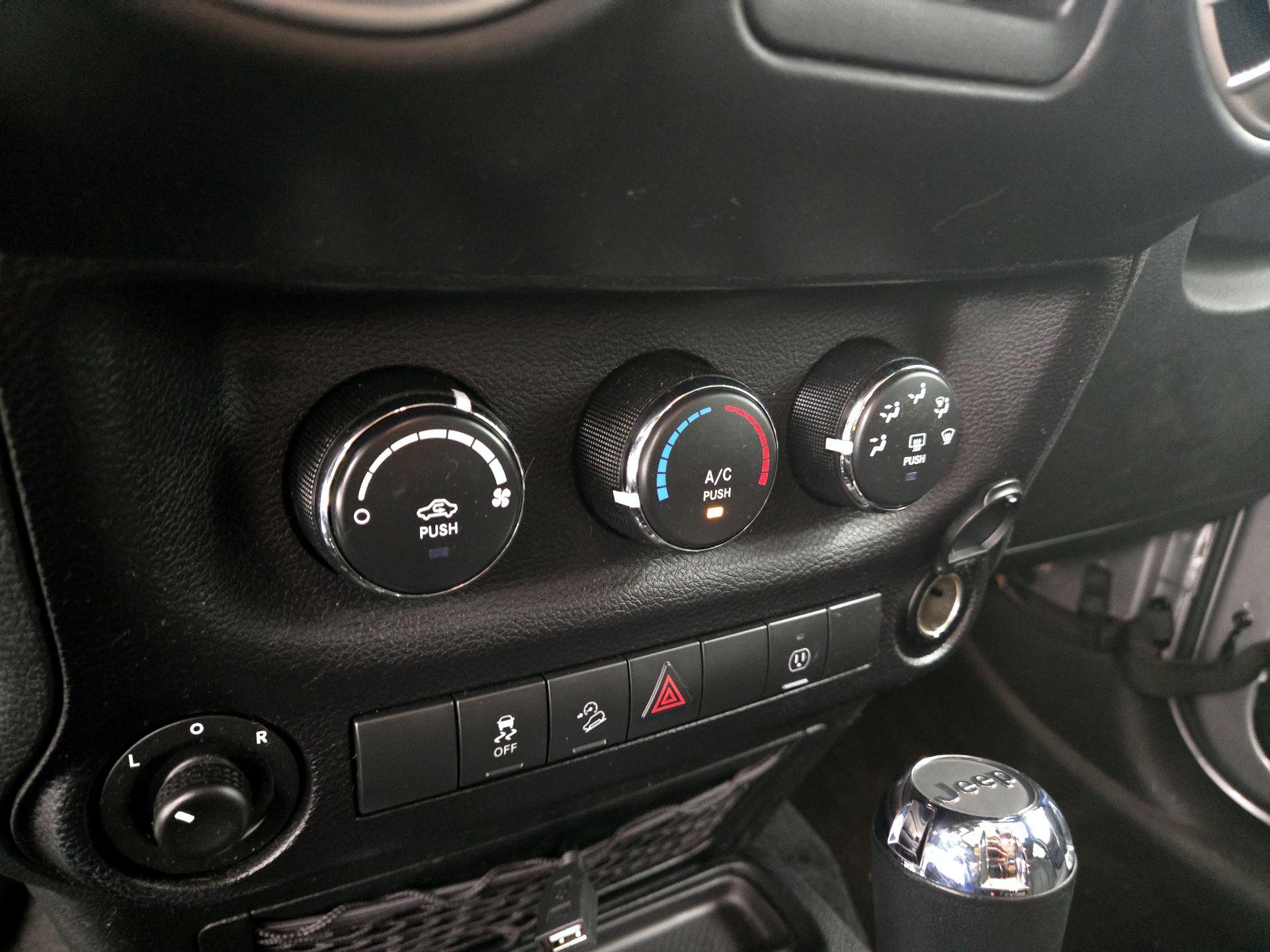 Thumbnail: 2018 Jeep Wrangler - 14