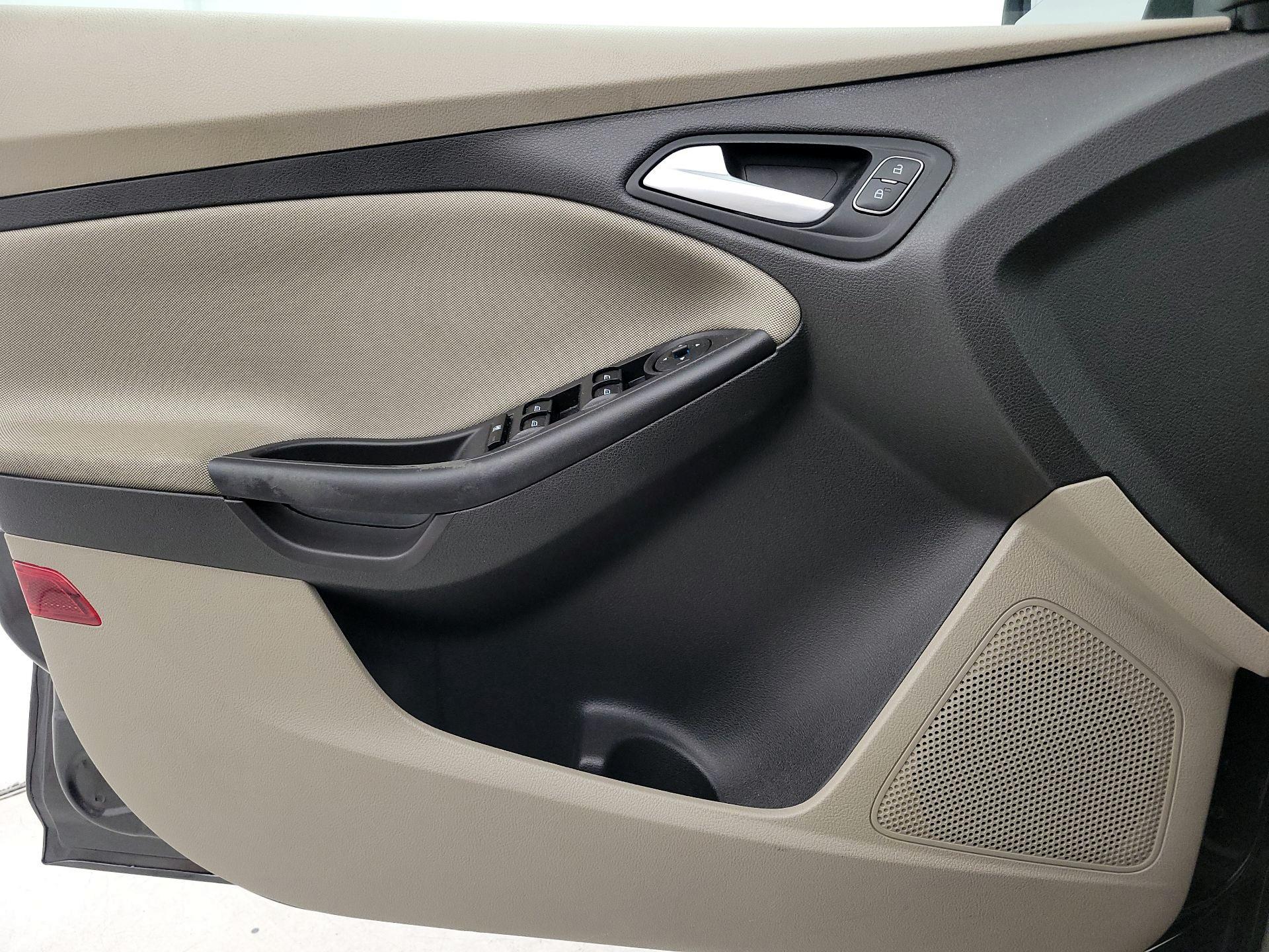 Thumbnail: 2016 Ford Focus - 12