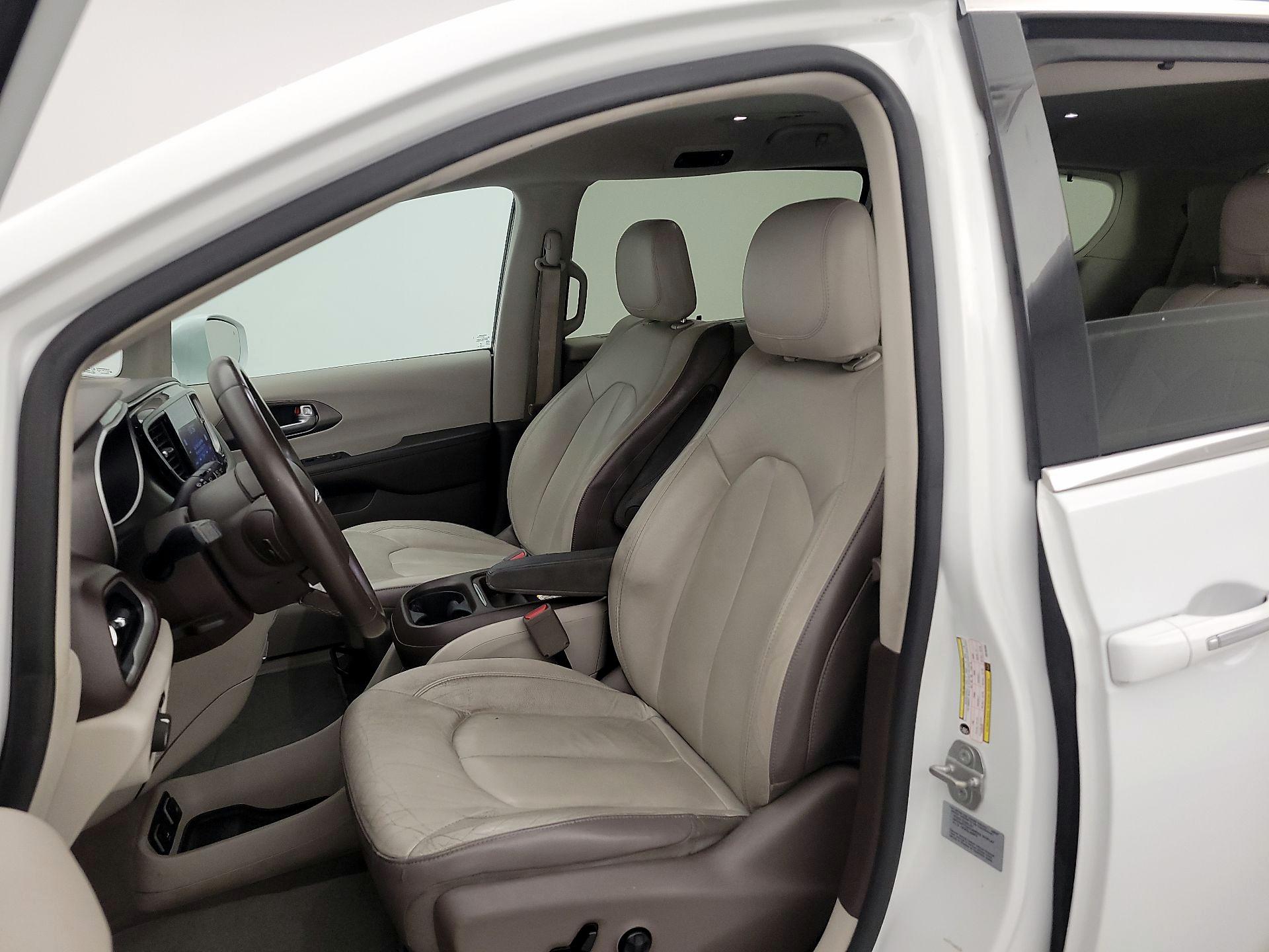 Thumbnail: 2017 Chrysler Pacifica - 11