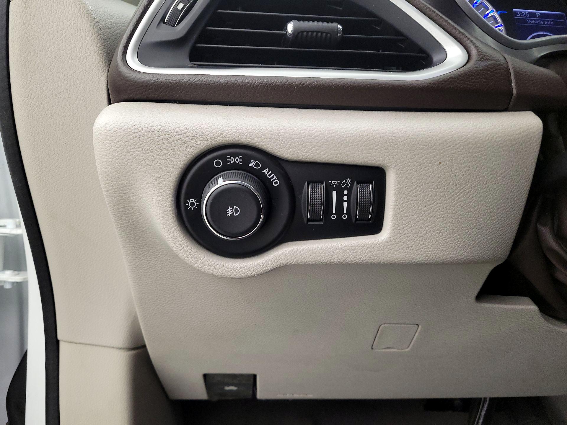 Thumbnail: 2017 Chrysler Pacifica - 13