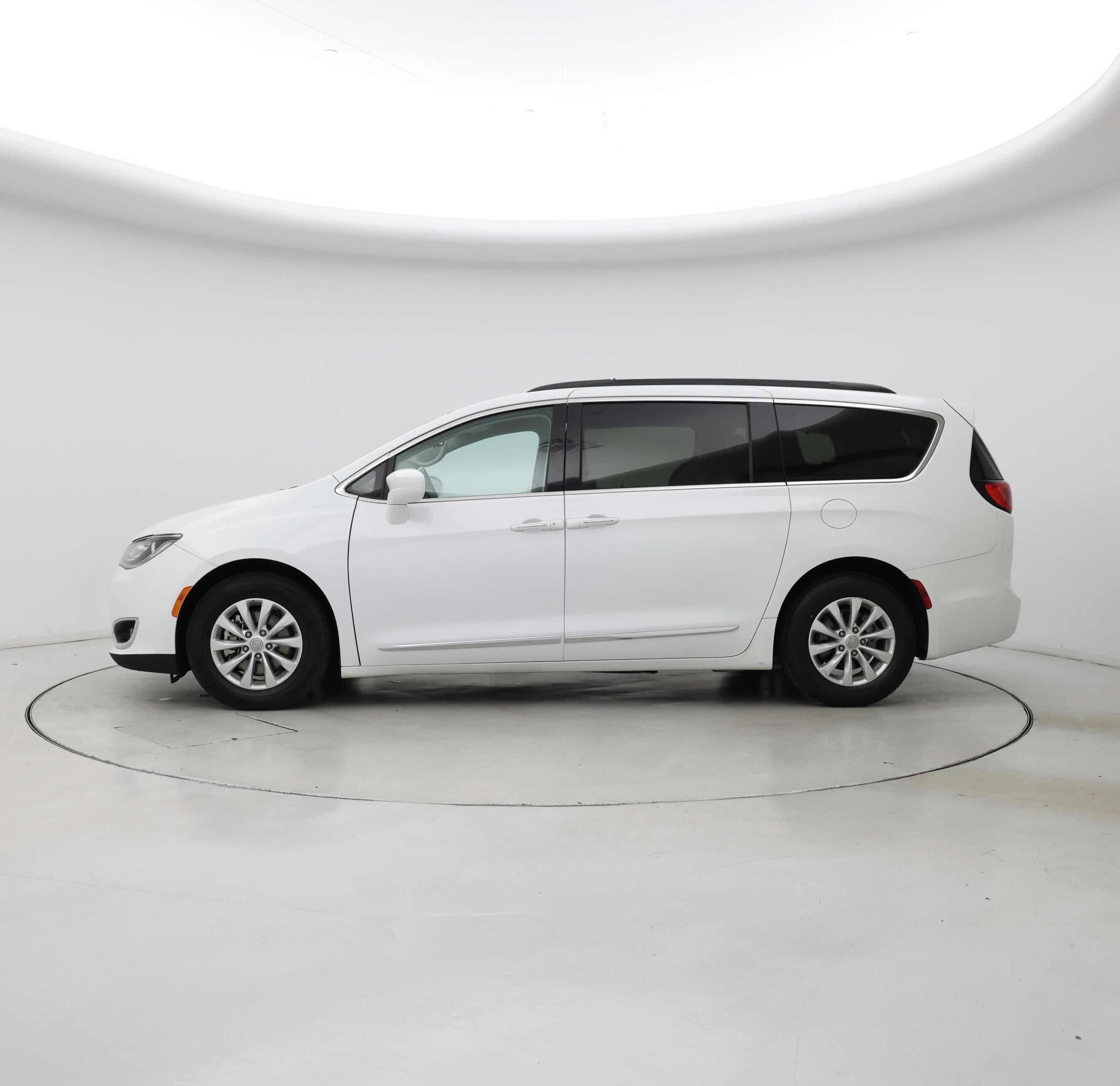 Thumbnail: 2017 Chrysler Pacifica - 3