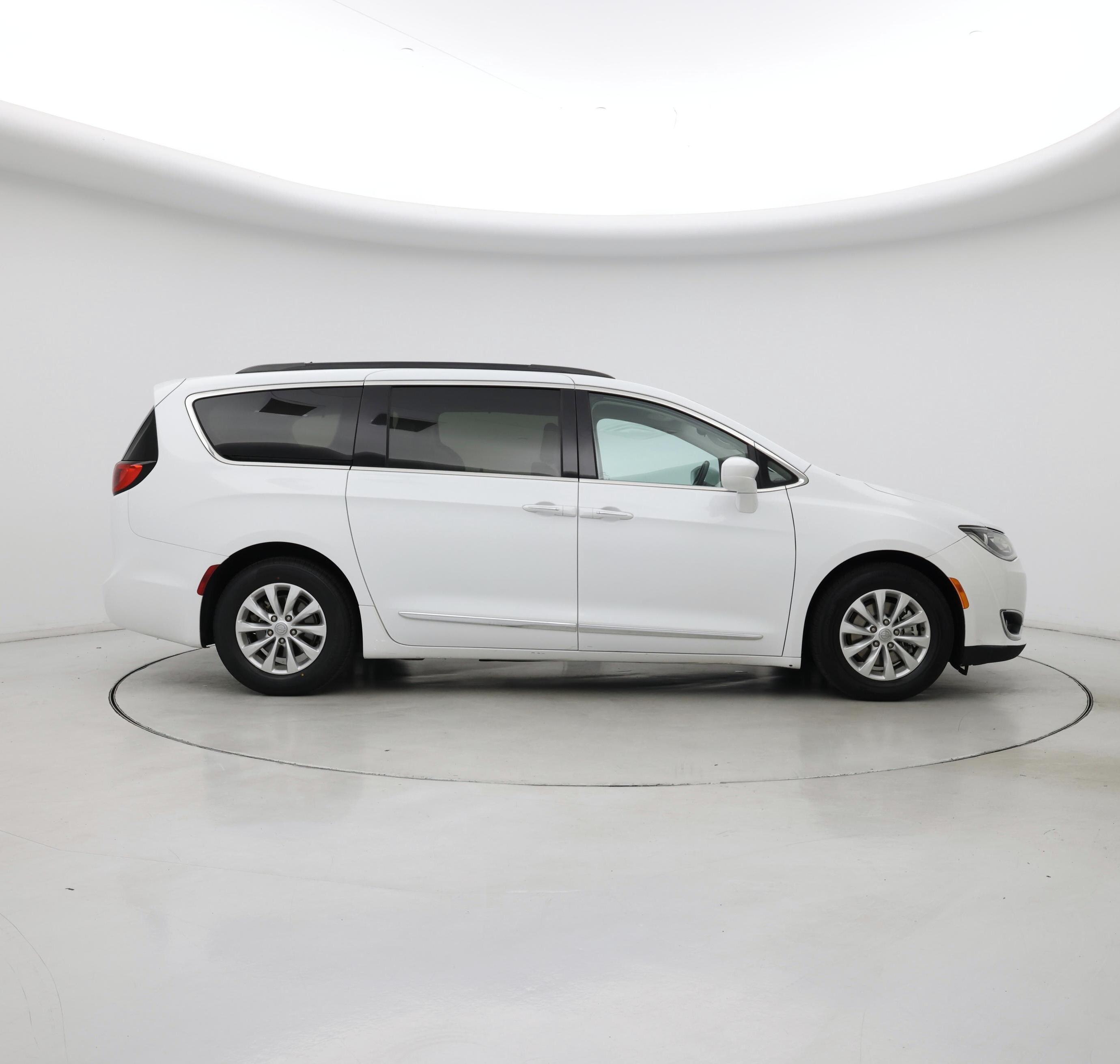 Thumbnail: 2017 Chrysler Pacifica - 7