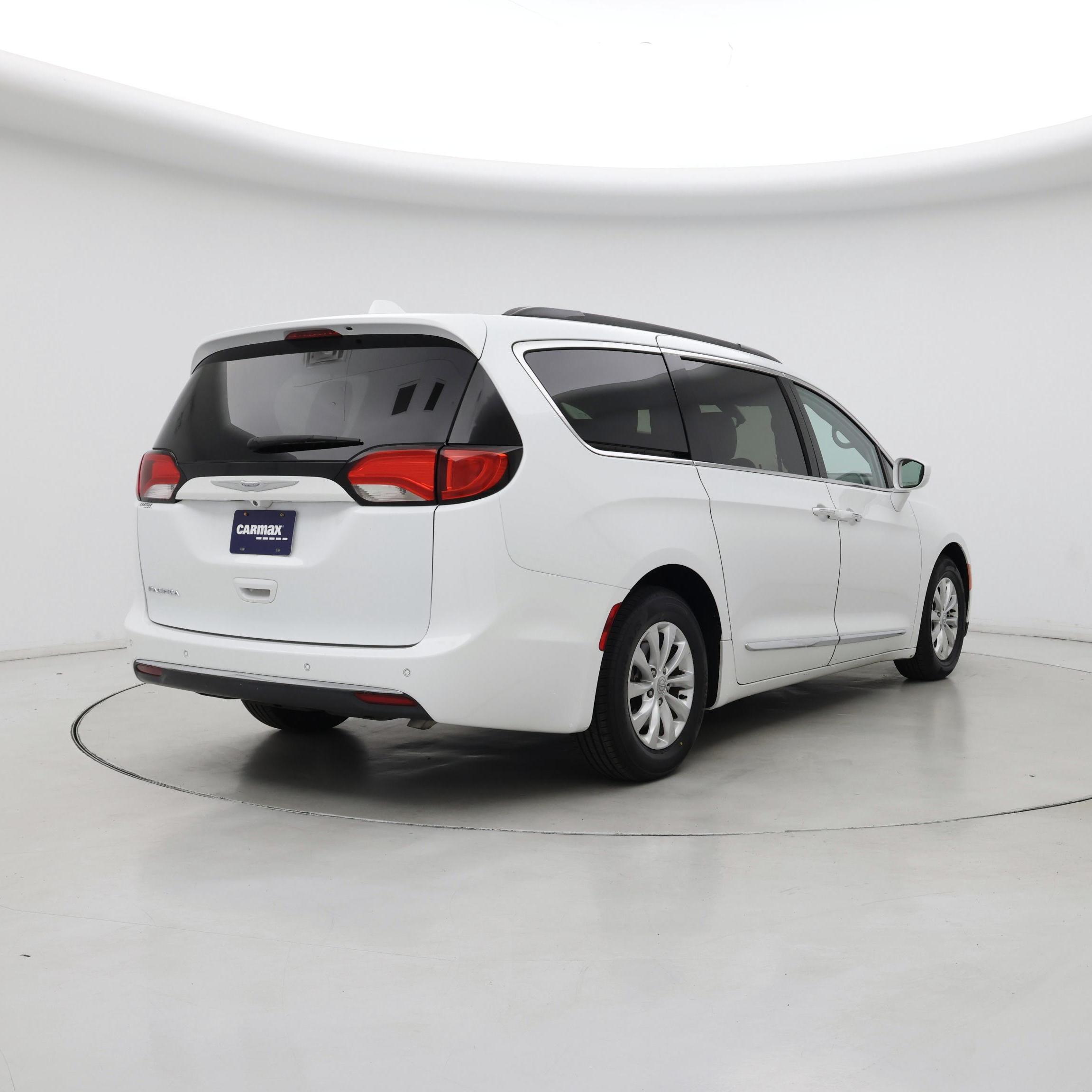 Thumbnail: 2017 Chrysler Pacifica - 8