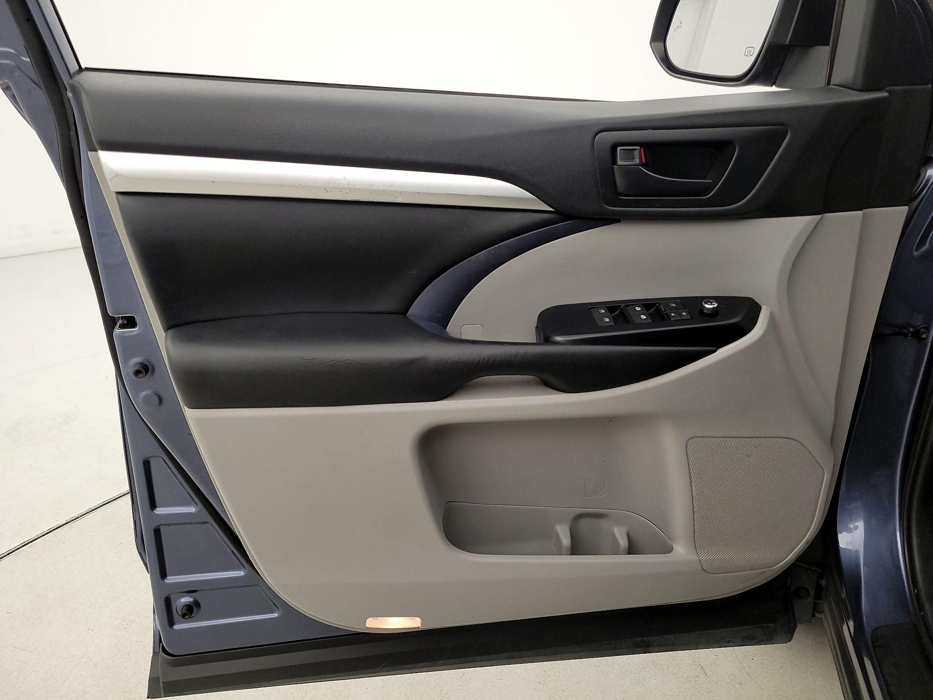Thumbnail: 2019 Toyota Highlander - 12