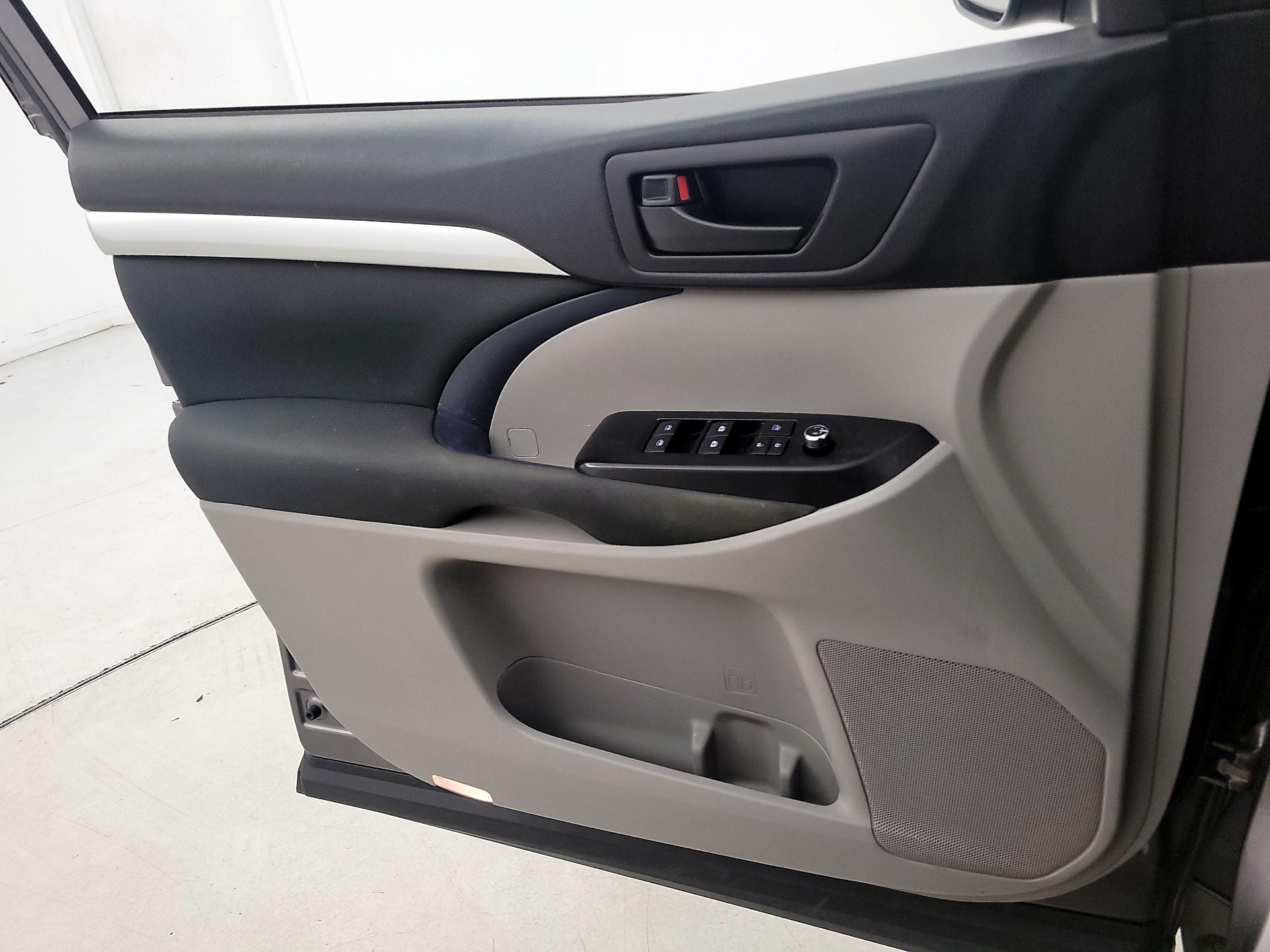 Thumbnail: 2018 Toyota Highlander - 12