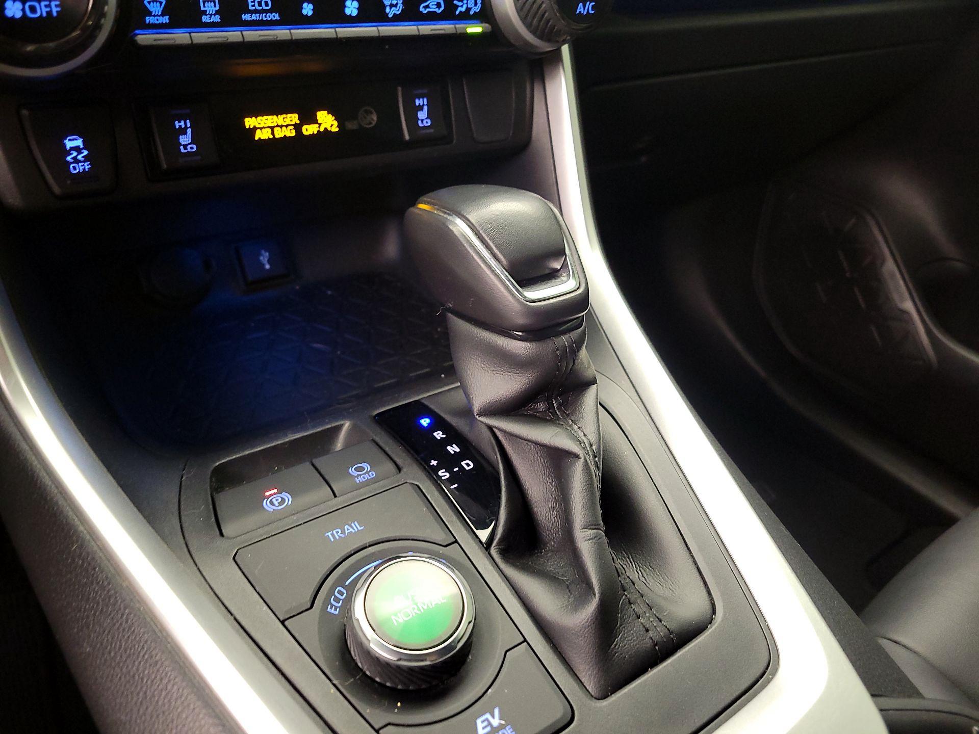 Thumbnail: 2022 Toyota RAV4 - 17