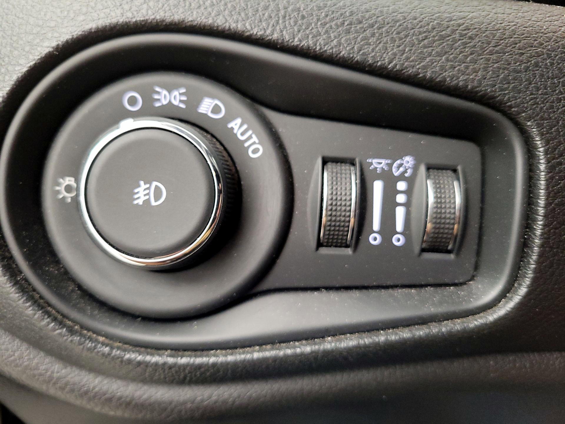 Thumbnail: 2018 Jeep Renegade - 13
