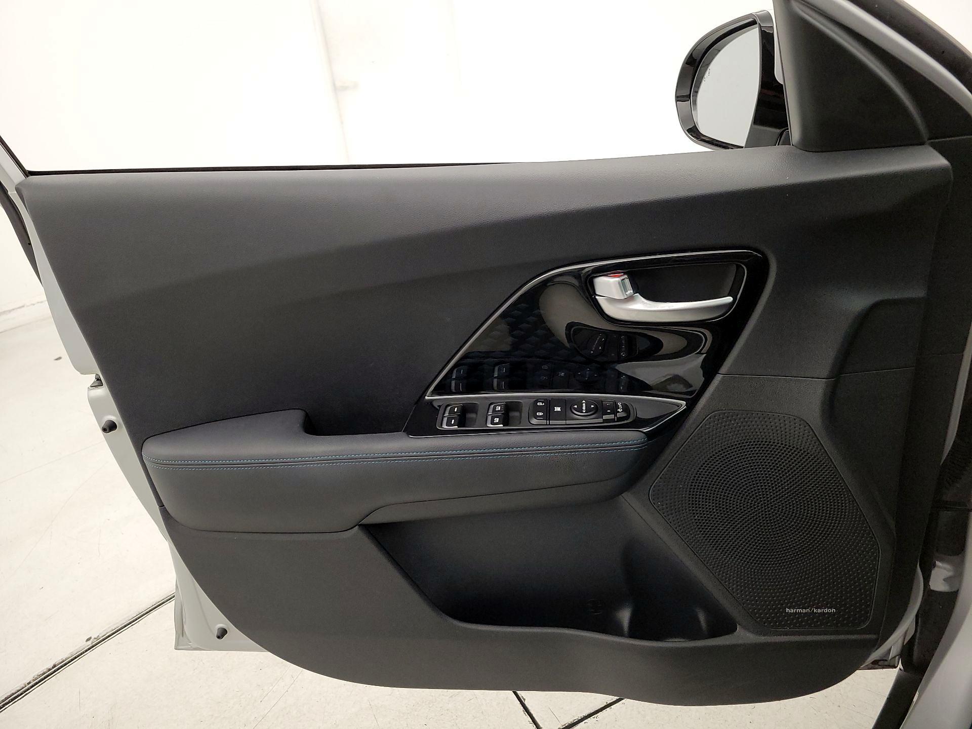 Thumbnail: 2020 Kia Niro - 12