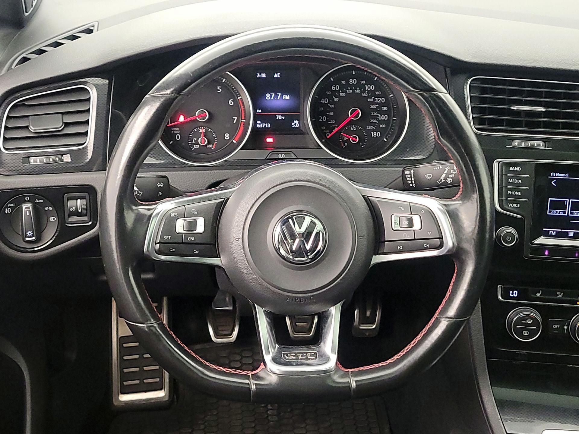 Thumbnail: 2015 Volkswagen Golf - 10