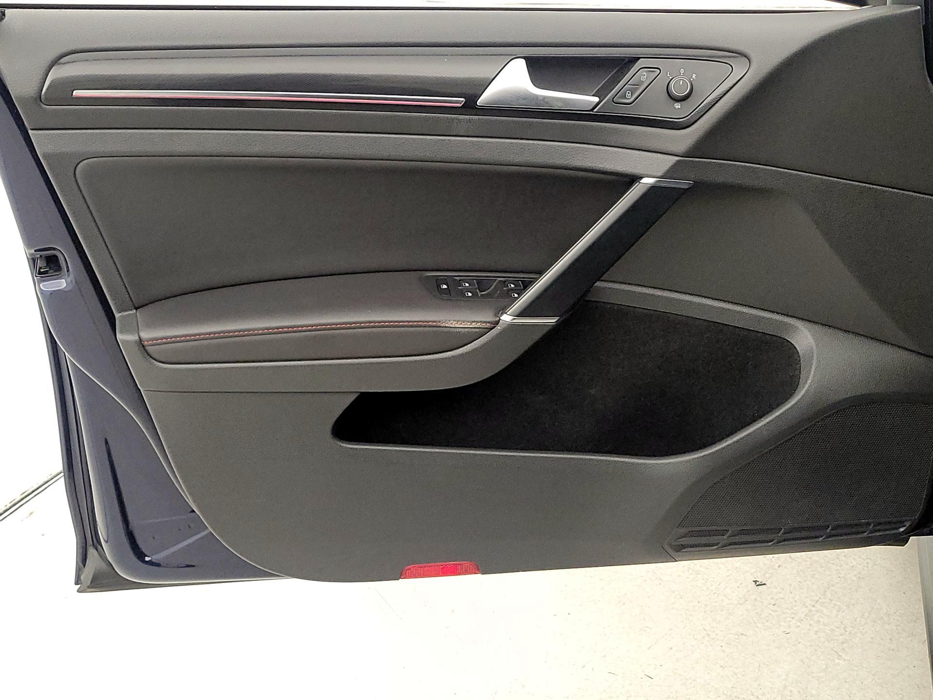 Thumbnail: 2015 Volkswagen Golf - 12