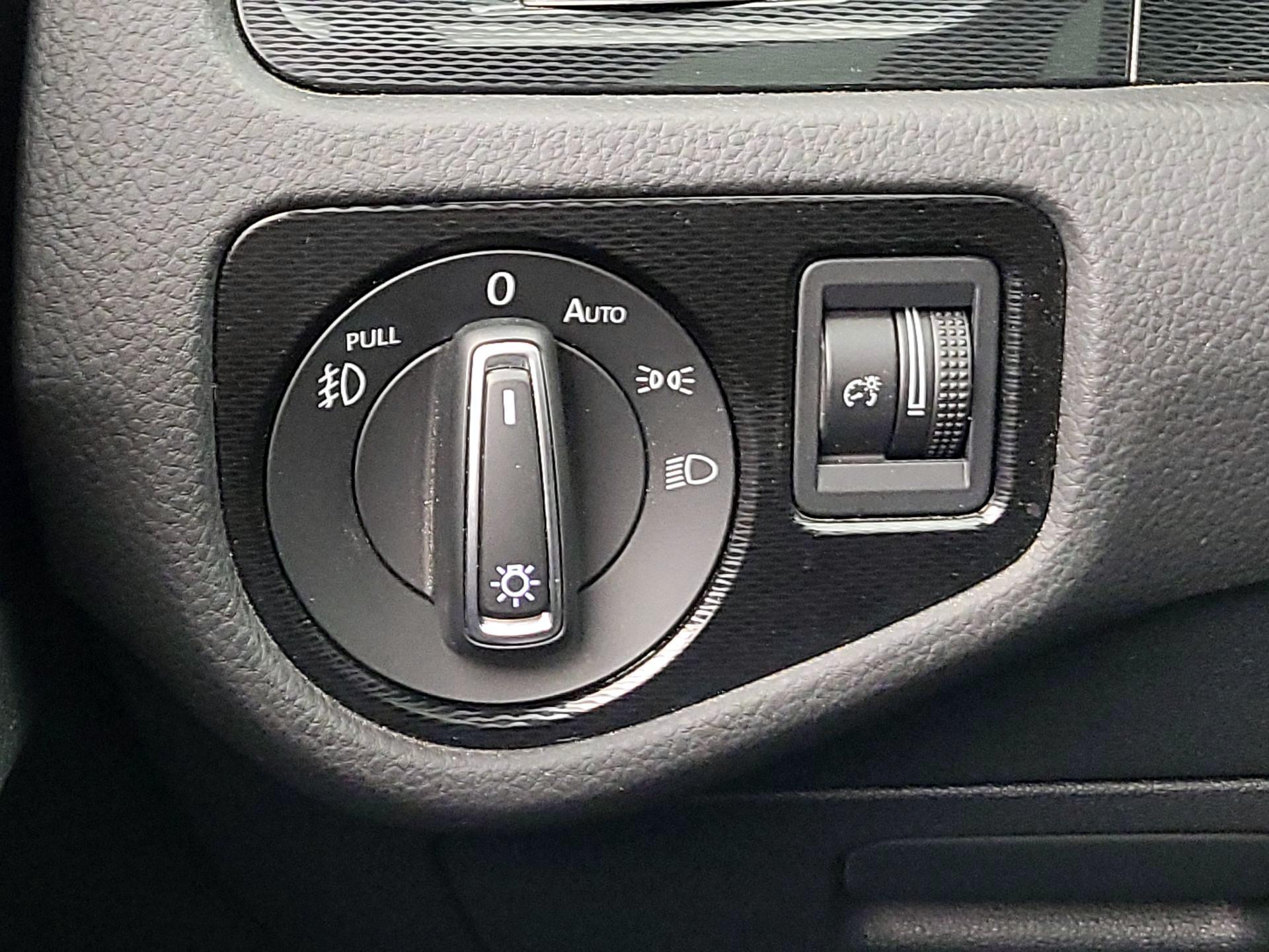 Thumbnail: 2015 Volkswagen Golf - 13