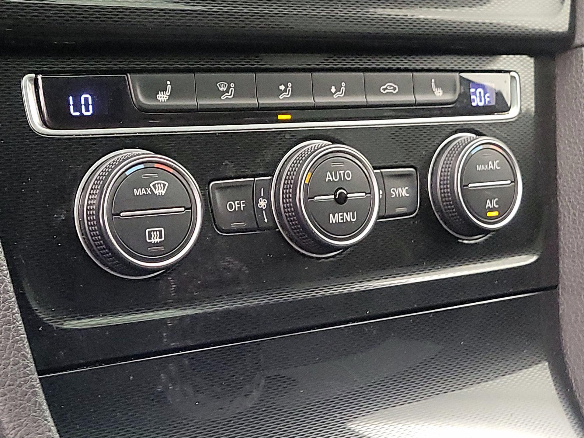 Thumbnail: 2015 Volkswagen Golf - 17