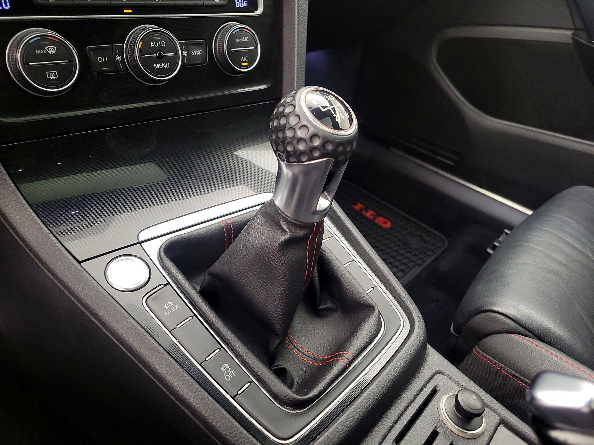 Thumbnail: 2015 Volkswagen Golf - 18