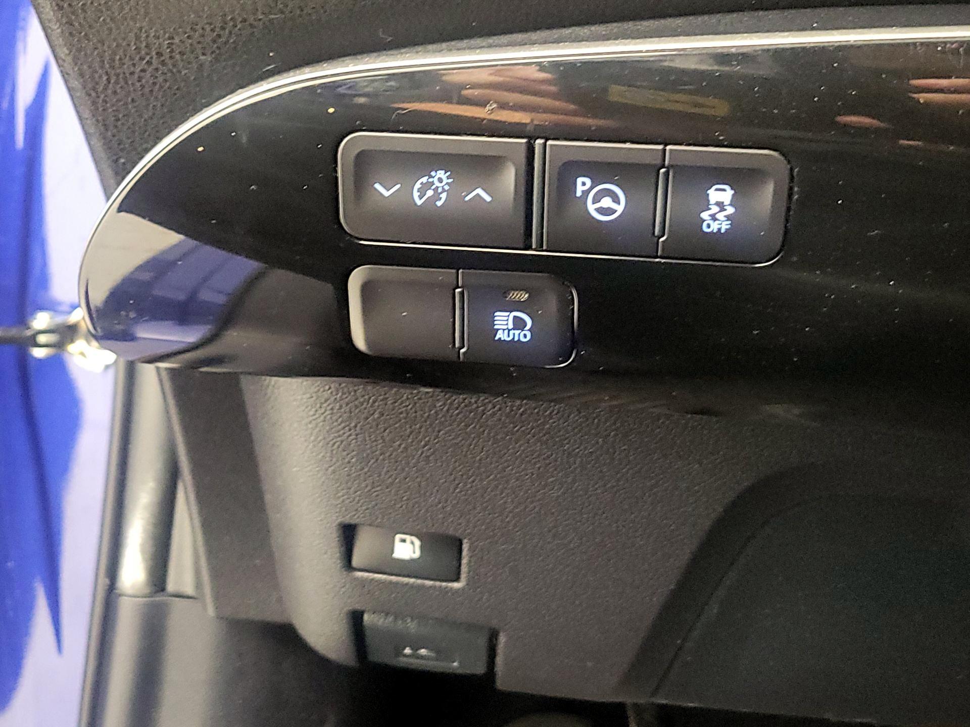 Thumbnail: 2016 Toyota Prius - 13