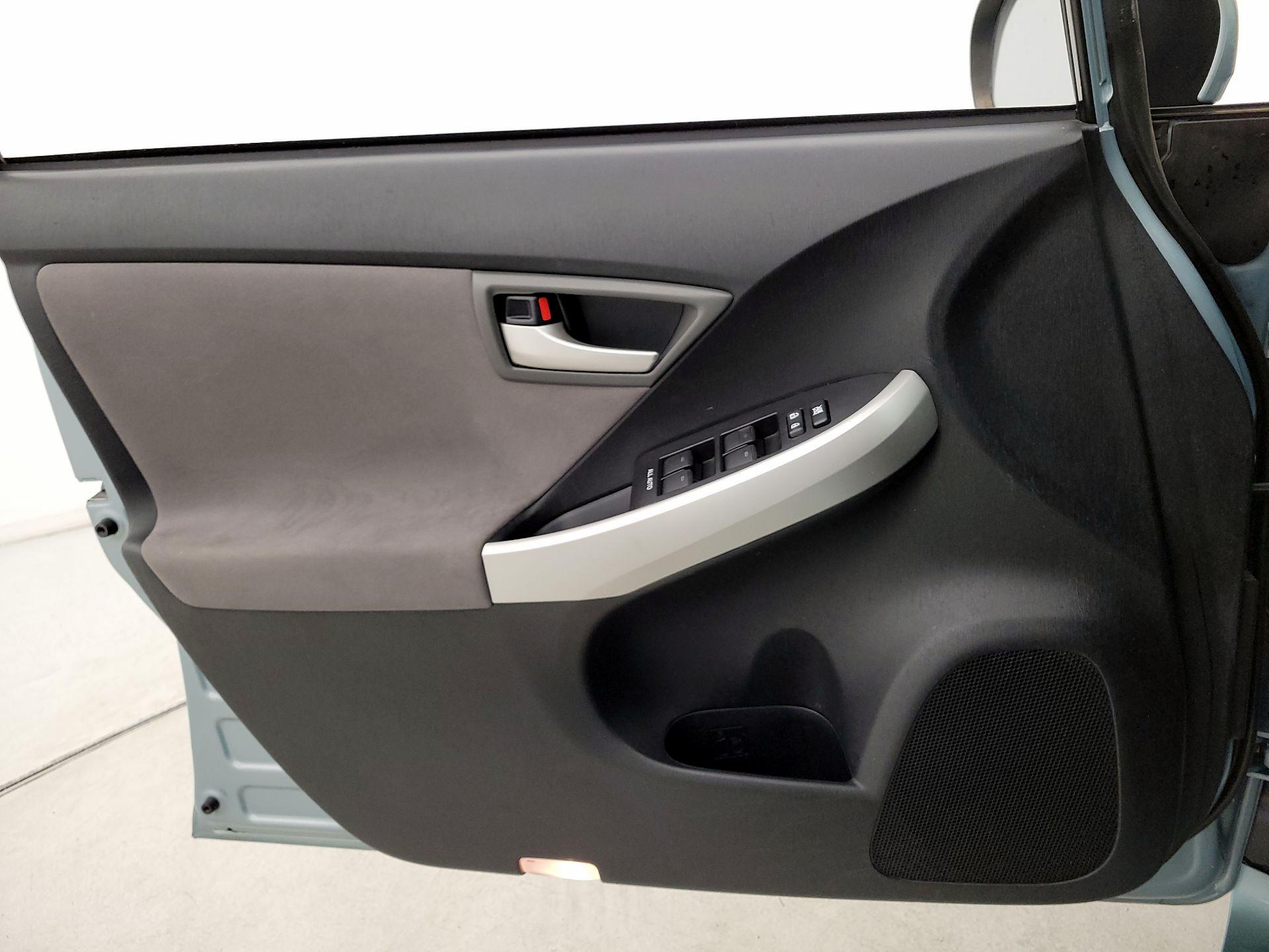 Thumbnail: 2015 Toyota Prius - 12
