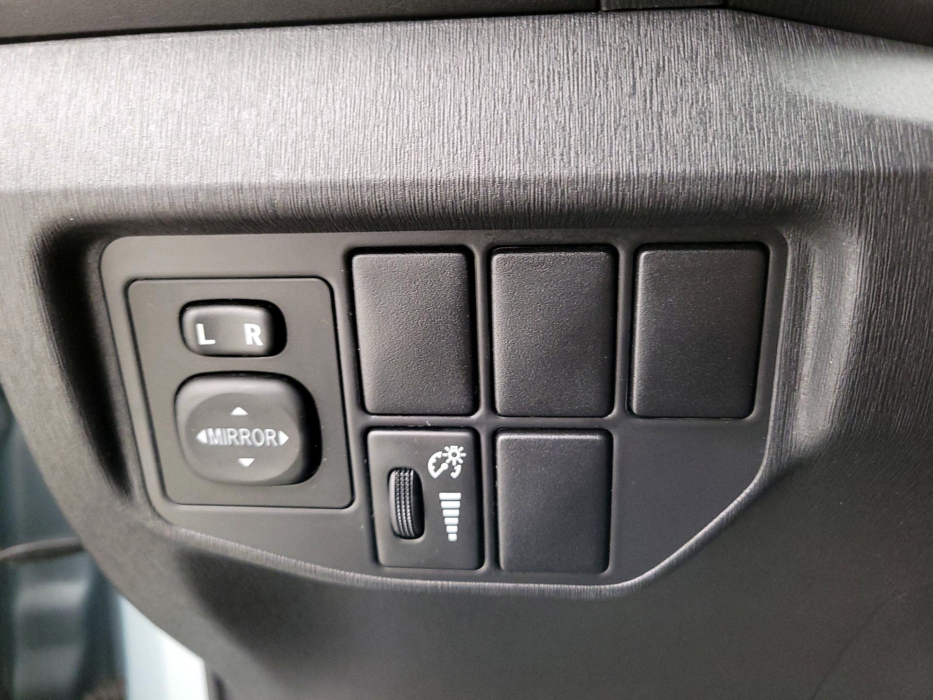 Thumbnail: 2015 Toyota Prius - 13