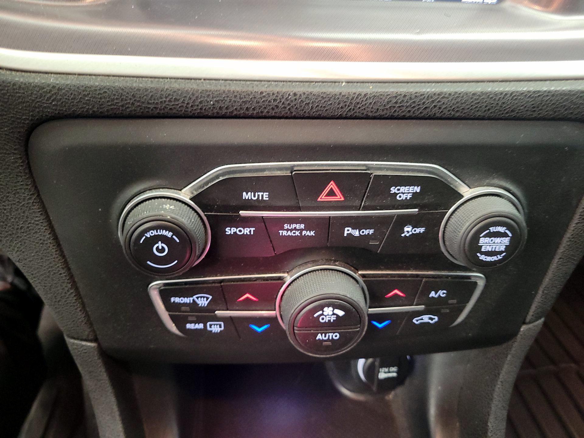 Thumbnail: 2019 Dodge Charger - 16