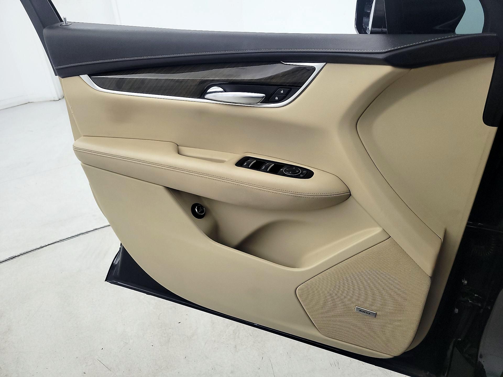 Thumbnail: 2017 Cadillac XT5 - 12