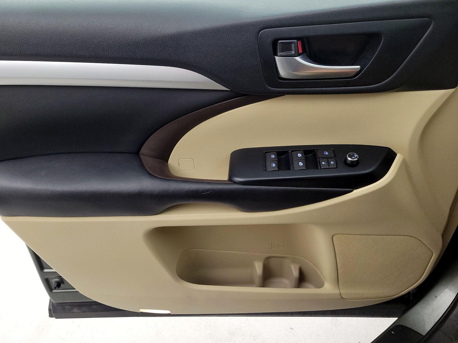 Thumbnail: 2019 Toyota Highlander - 12