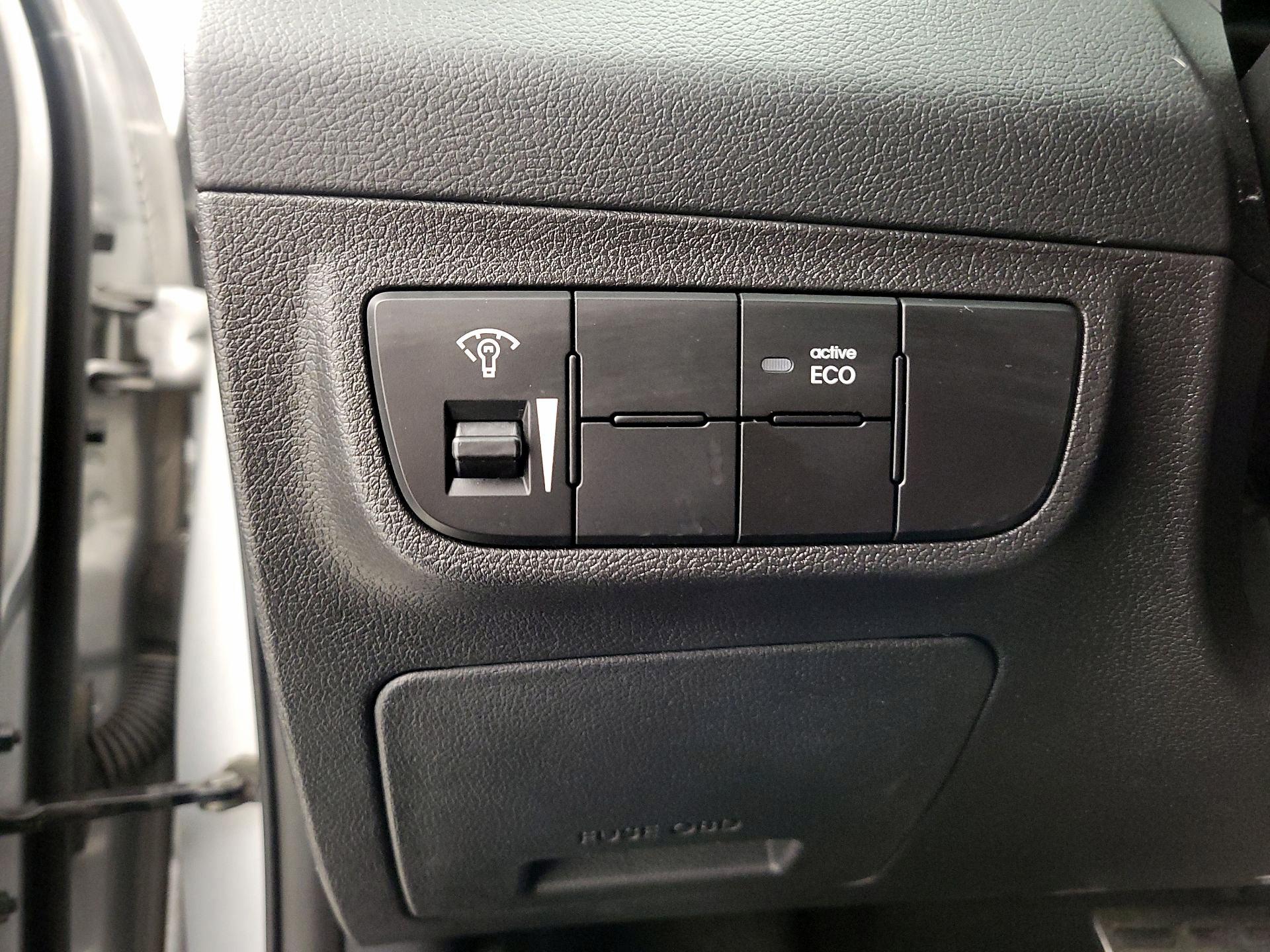 Thumbnail: 2015 Hyundai Veloster - 13