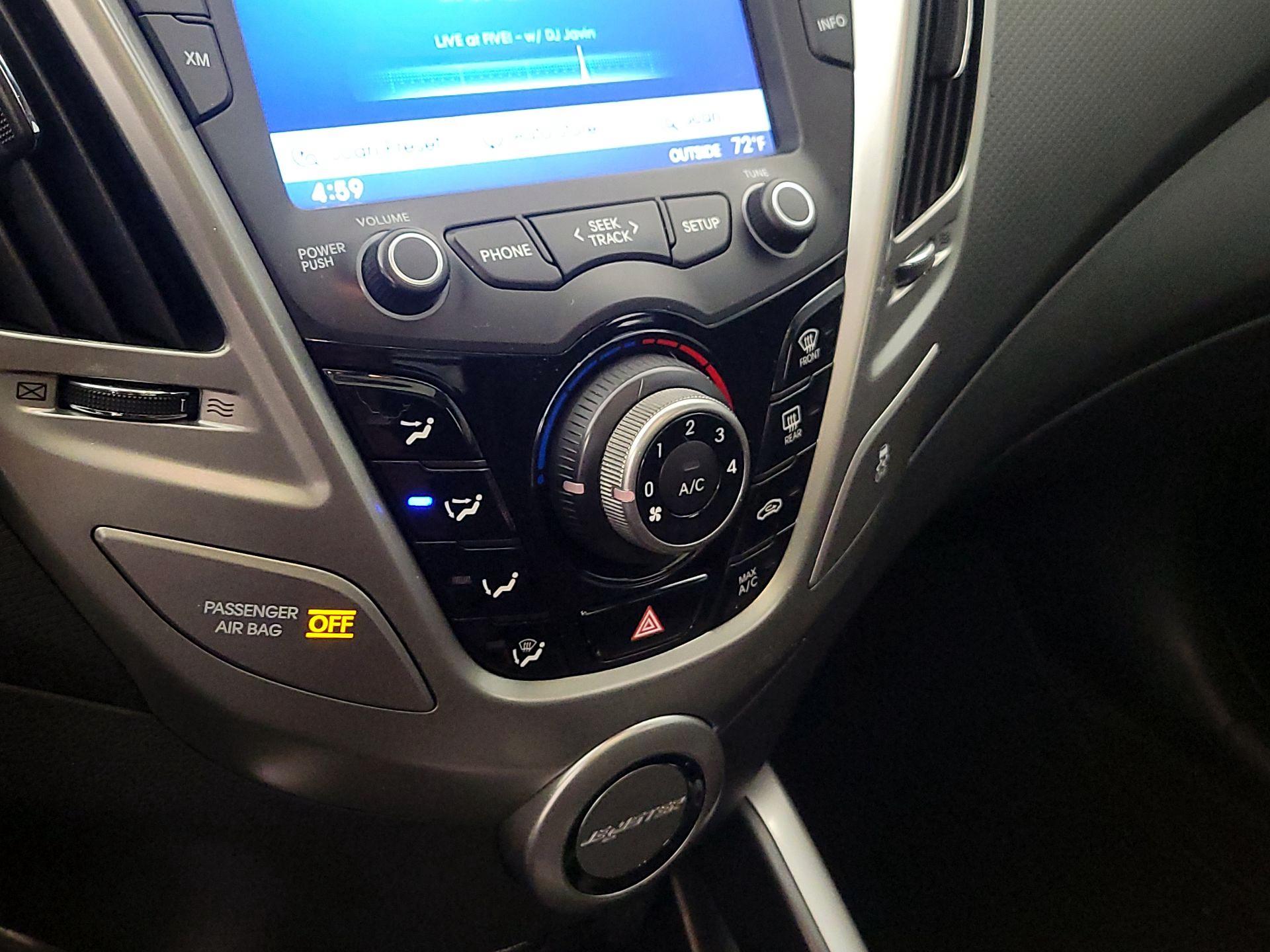 Thumbnail: 2015 Hyundai Veloster - 16