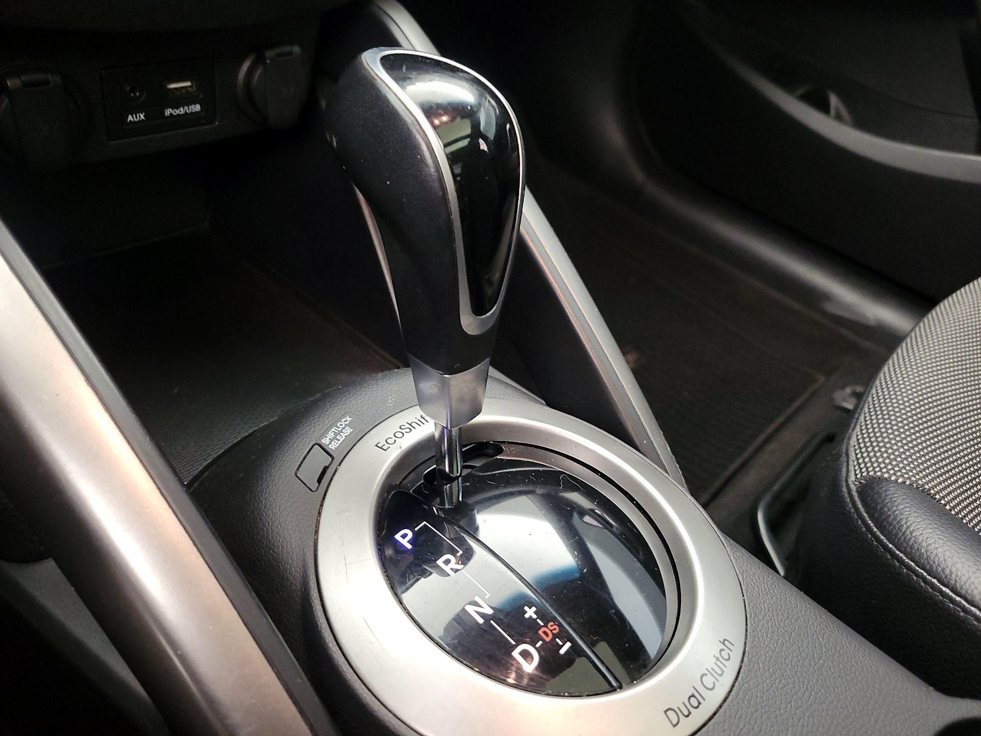 Thumbnail: 2015 Hyundai Veloster - 17