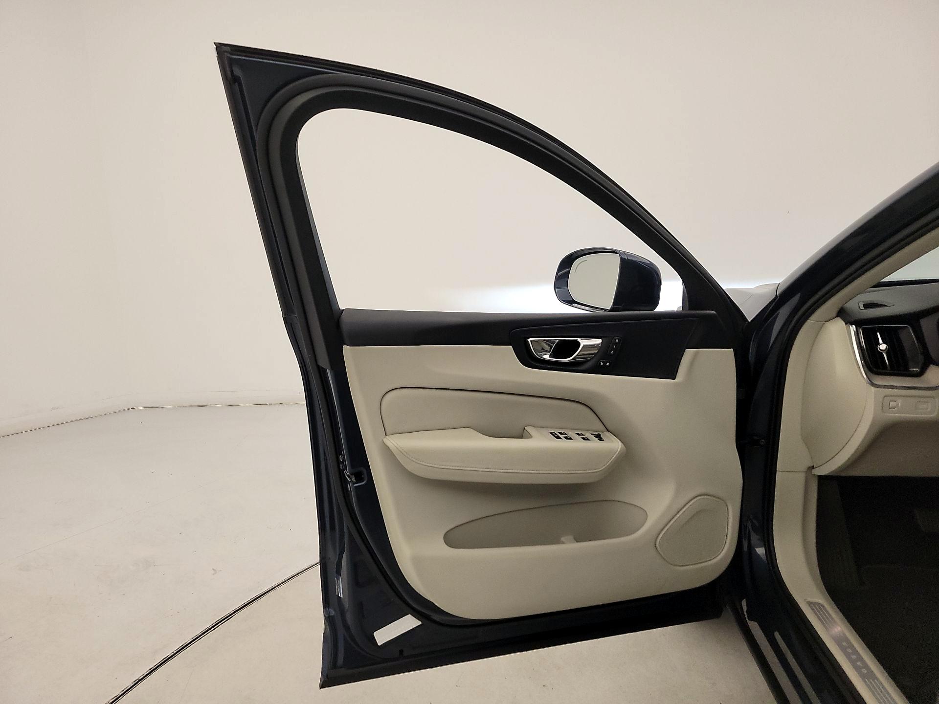 Thumbnail: 2018 Volvo XC60 - 12