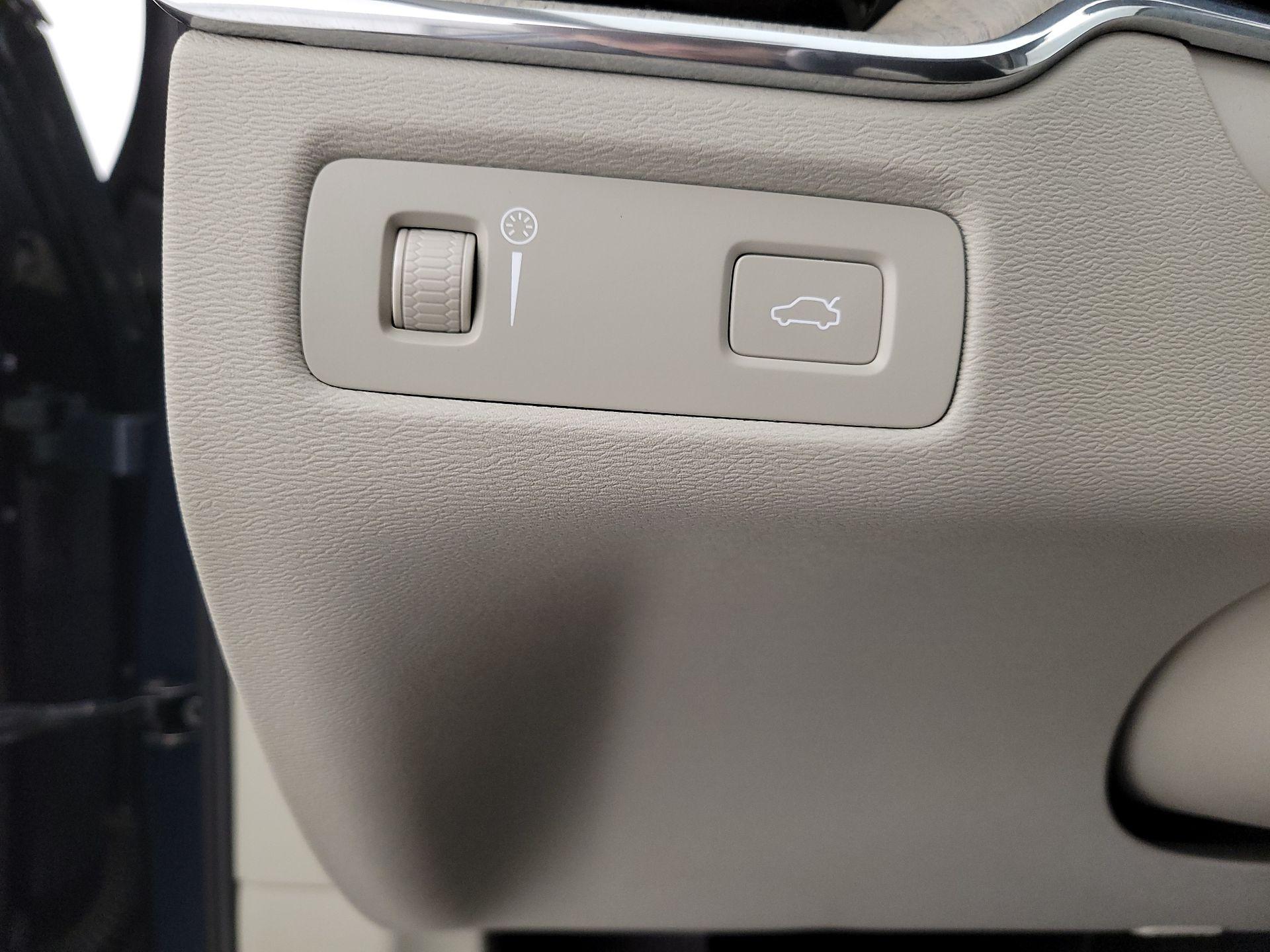 Thumbnail: 2018 Volvo XC60 - 13