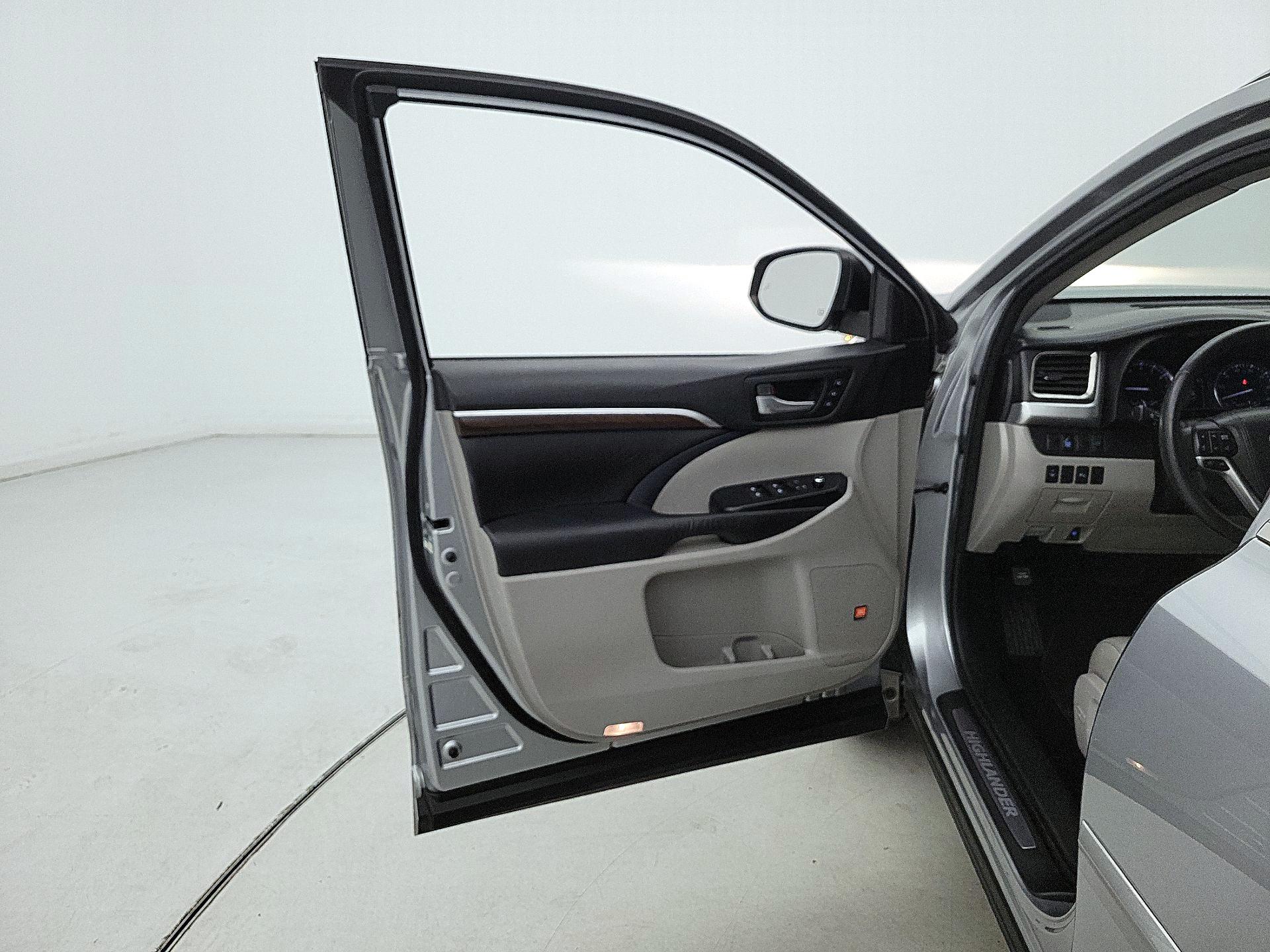 Thumbnail: 2016 Toyota Highlander - 12