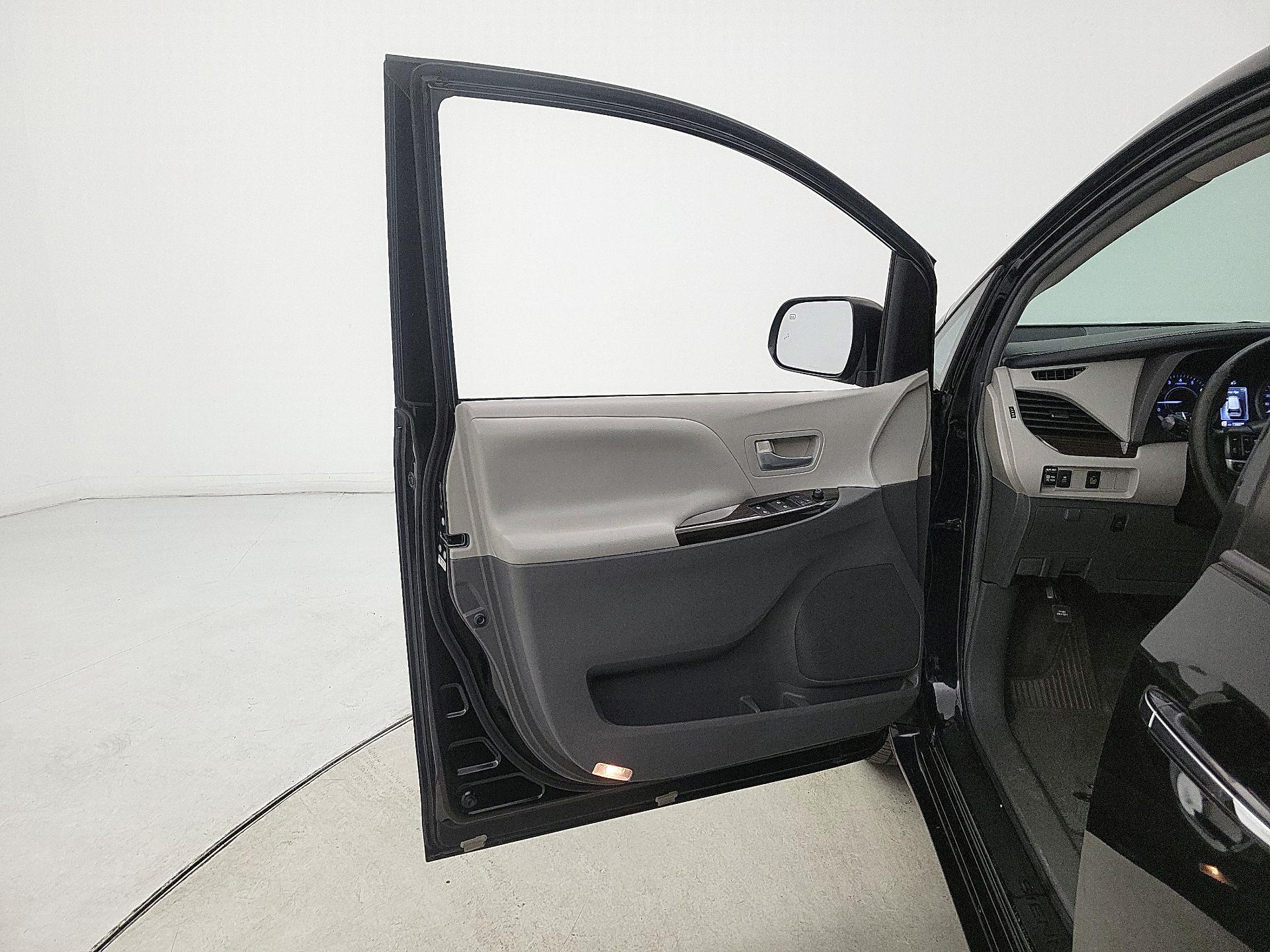 Thumbnail: 2015 Toyota Sienna - 12