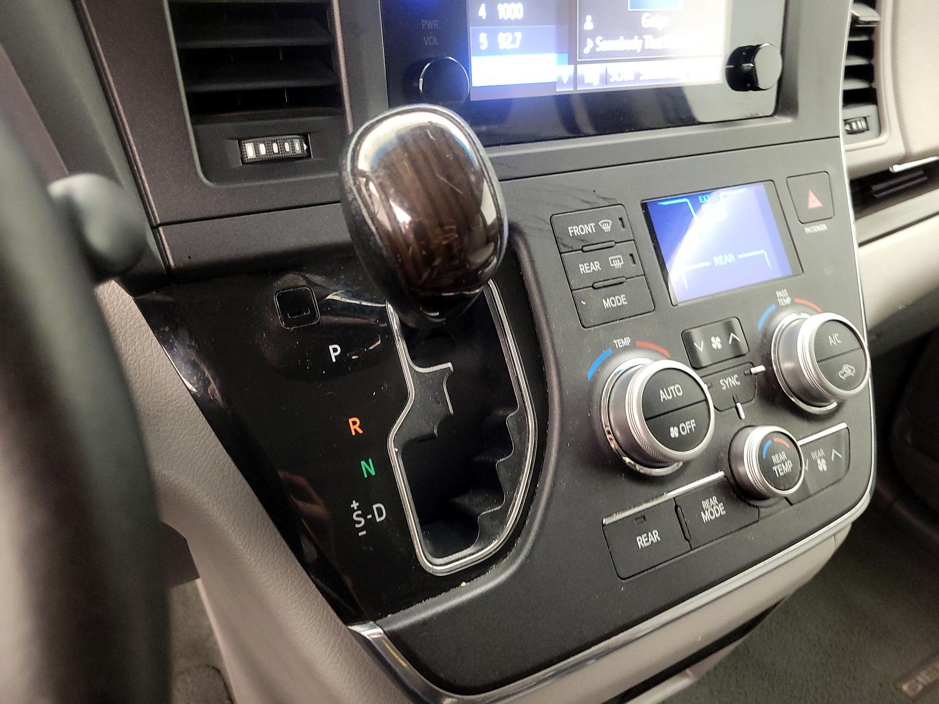 Thumbnail: 2015 Toyota Sienna - 17