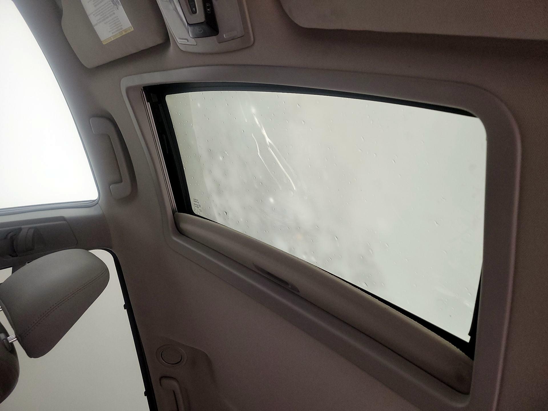 Thumbnail: 2015 Toyota Sienna - 19