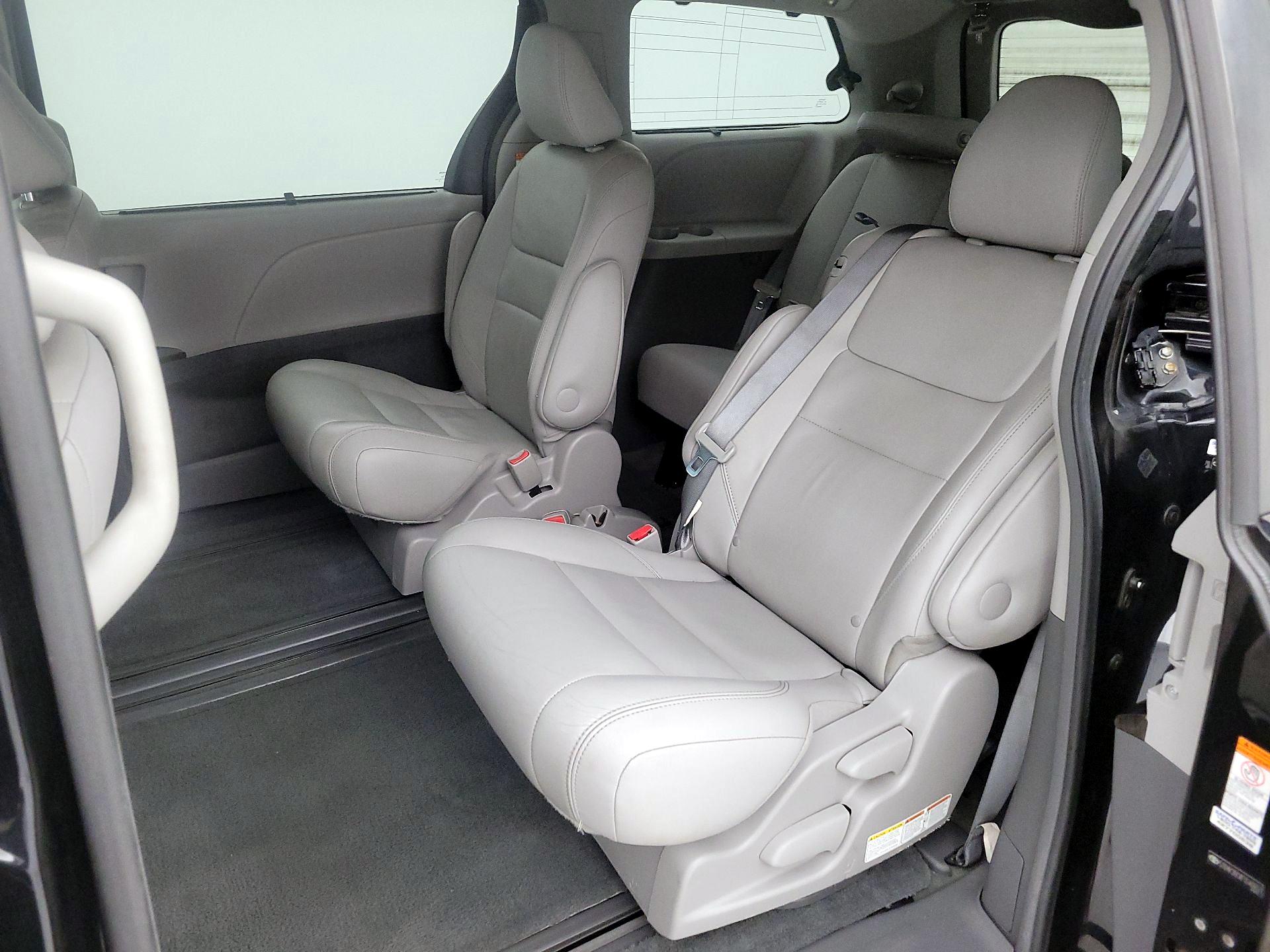 Thumbnail: 2015 Toyota Sienna - 20