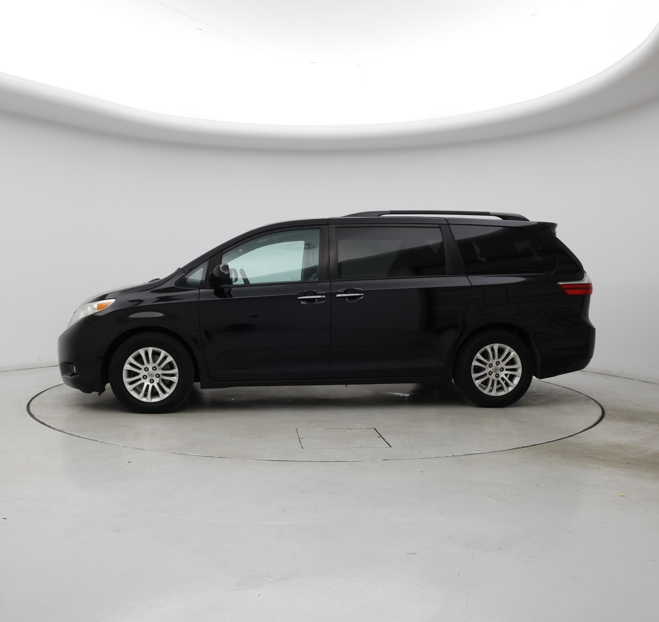 Thumbnail: 2015 Toyota Sienna - 3