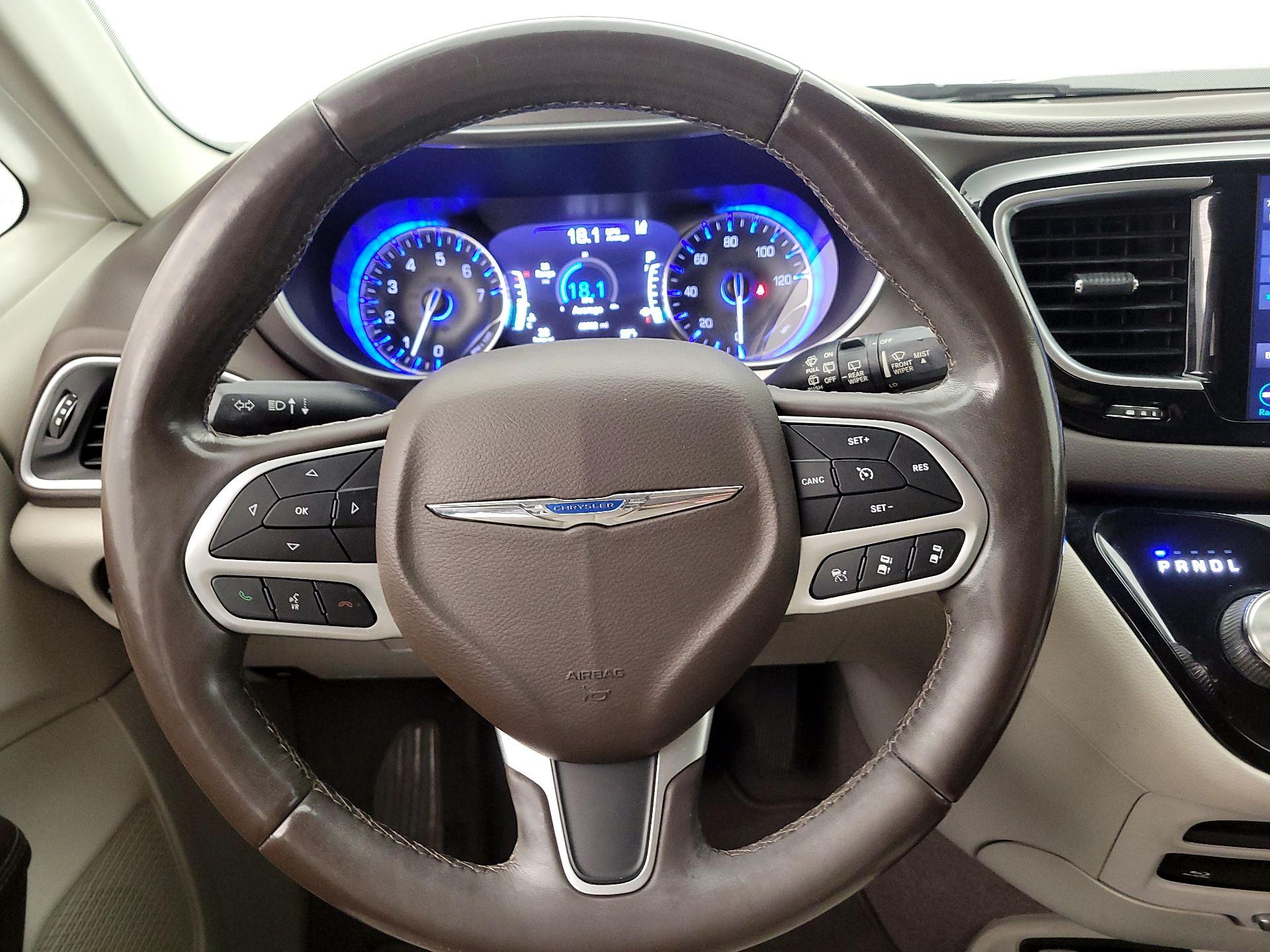 Thumbnail: 2018 Chrysler Pacifica - 10